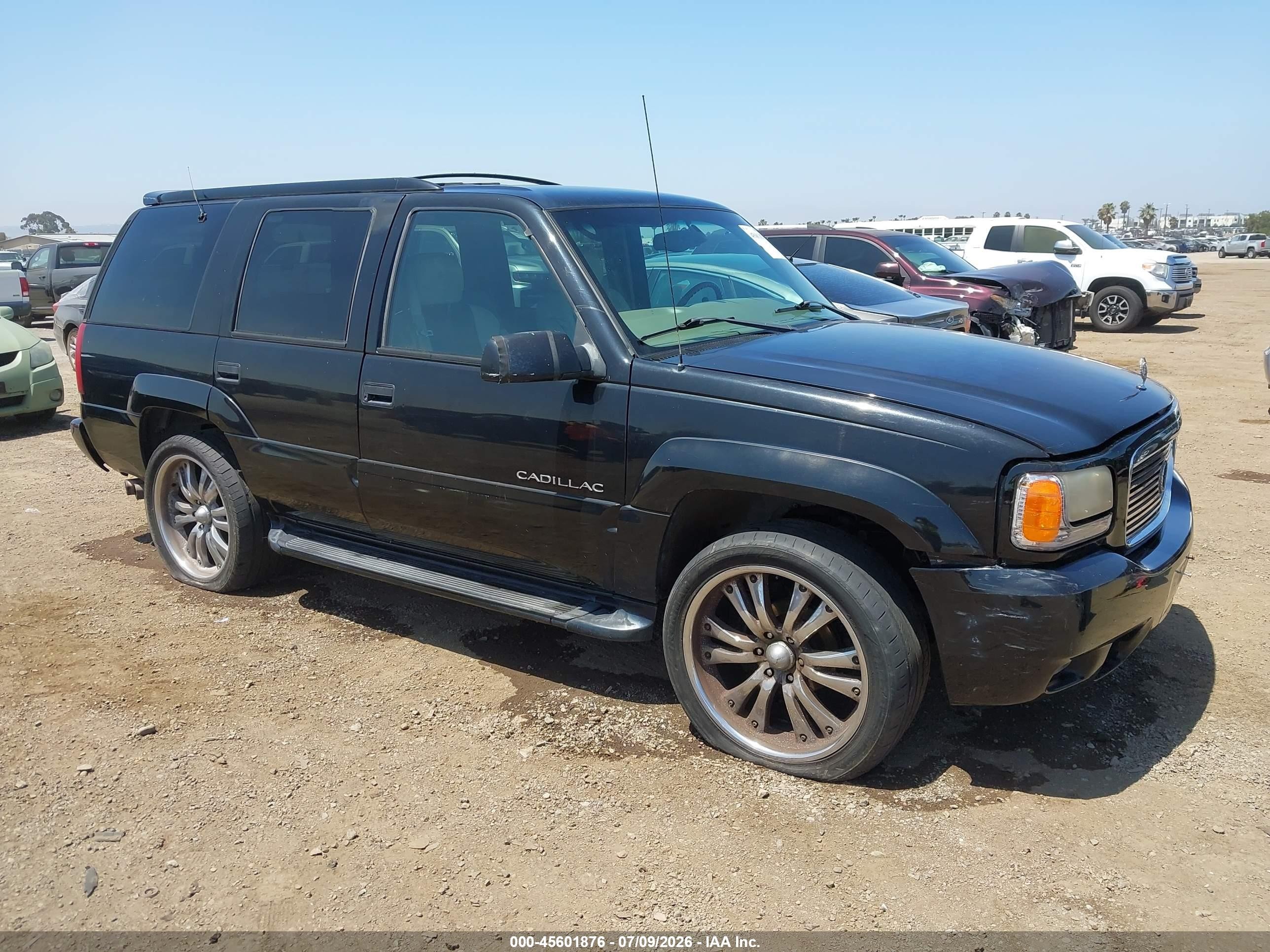 2000 Cadillac Escalade, VIN 1GYEK63R2YR221257 — Normal wear
