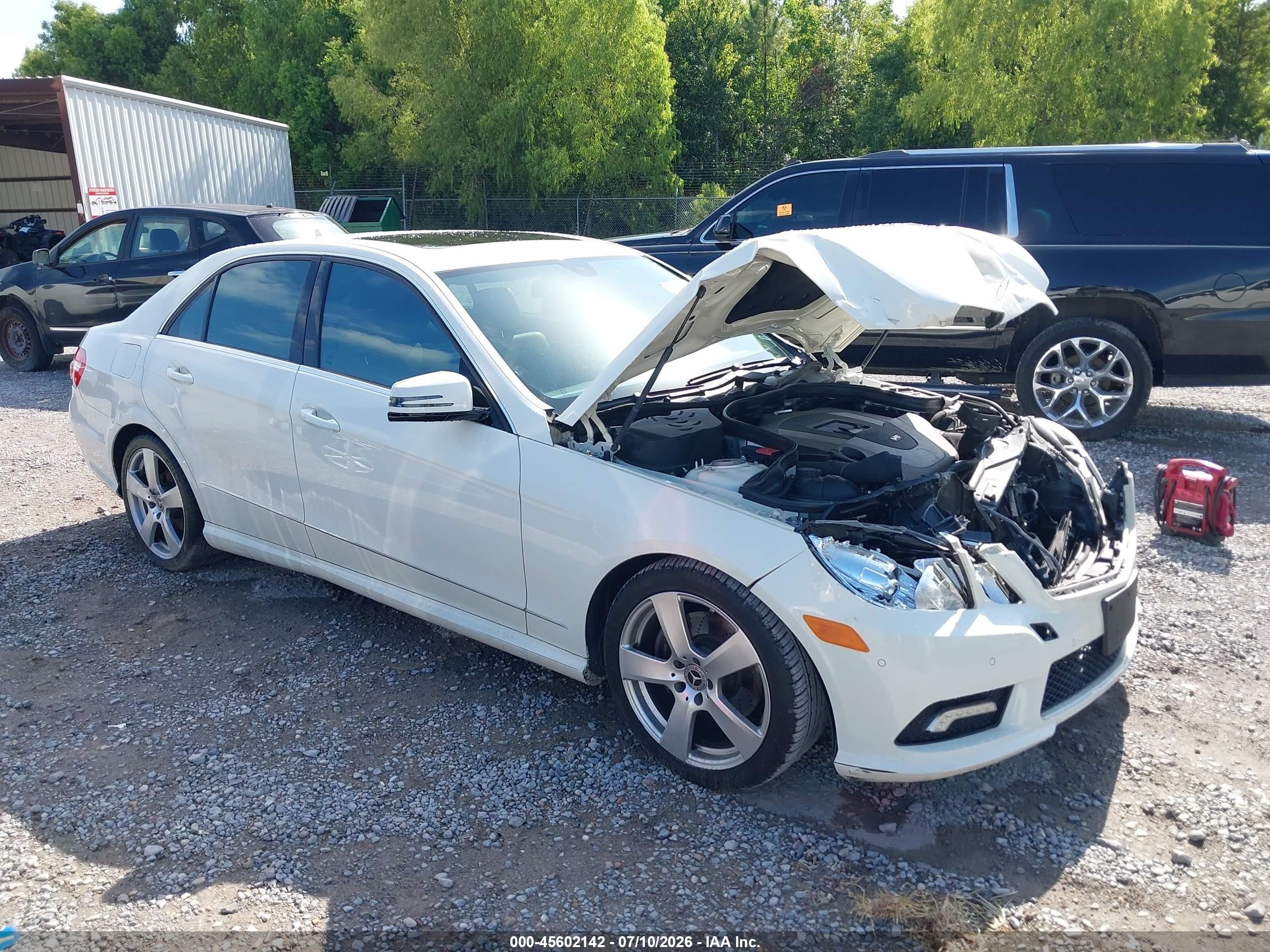 2011 Mercedes-Benz E 350 Luxury, VIN WDDHF5GB2BA473245 — Front end