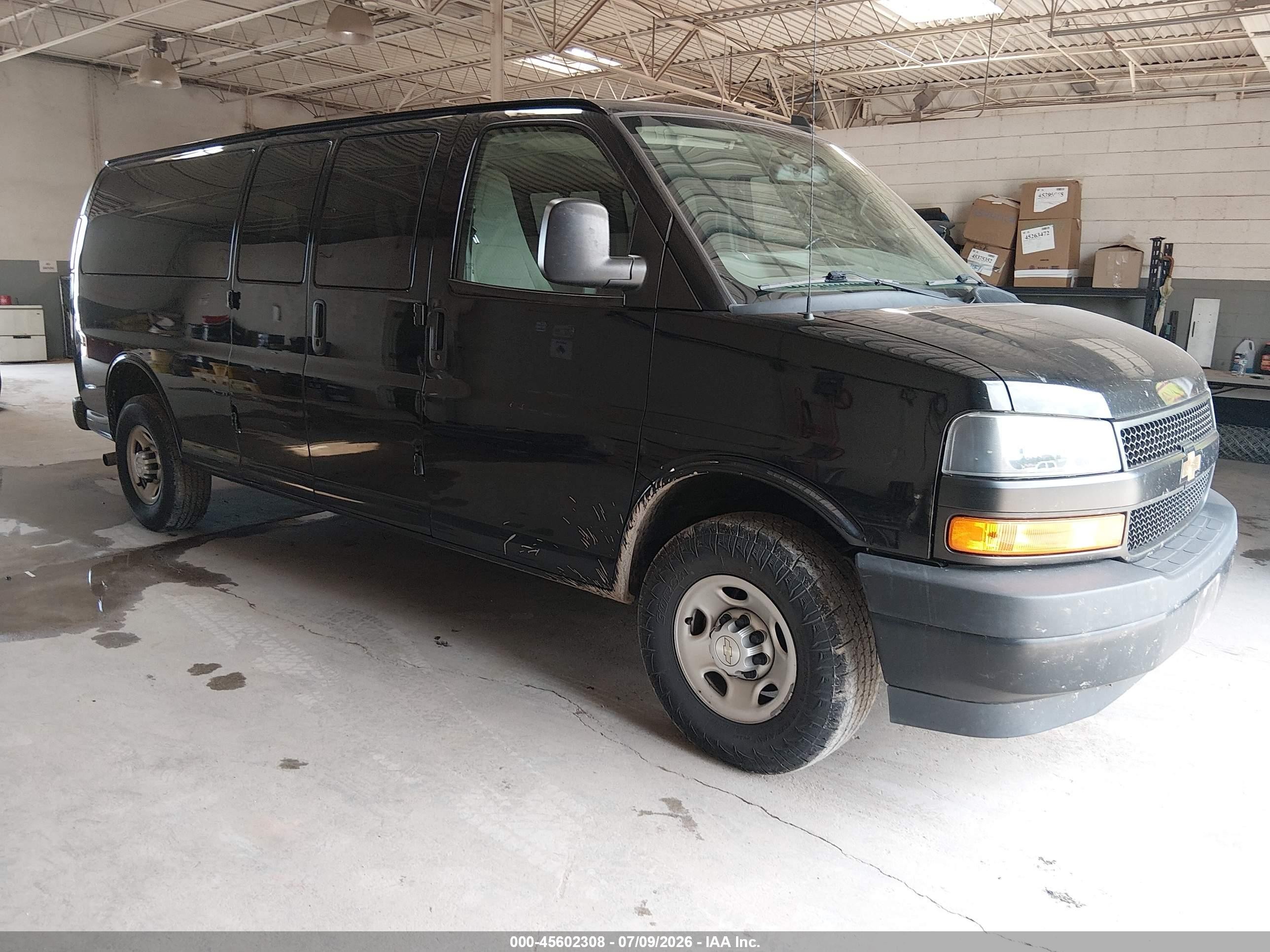 2021 Chevrolet Express Passenger LS, VIN 1GAZGNFPXM1241805 — Normal wear
