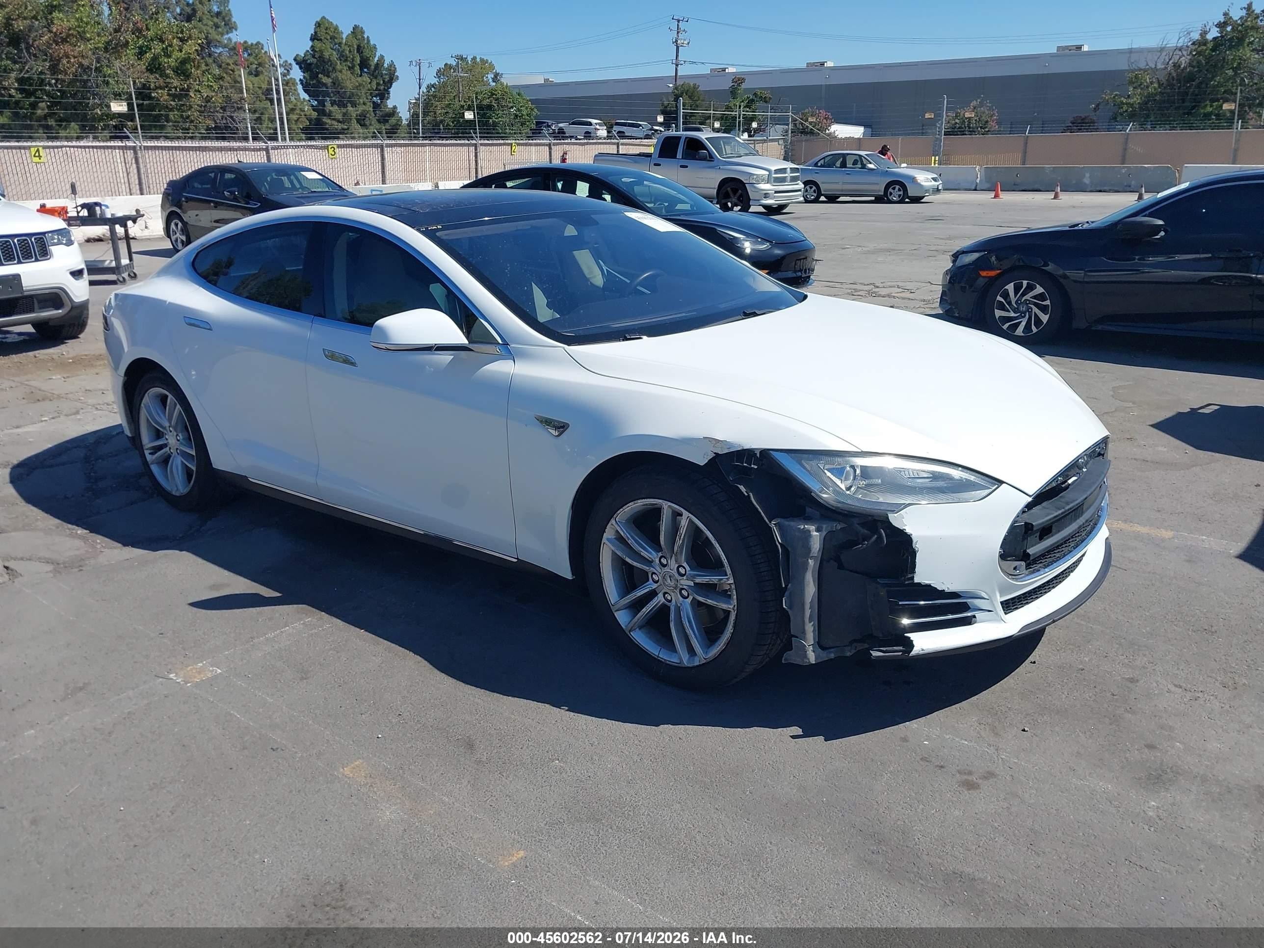 2013 Tesla Model S, VIN 5YJSA1AG1DFP04870 — Front end