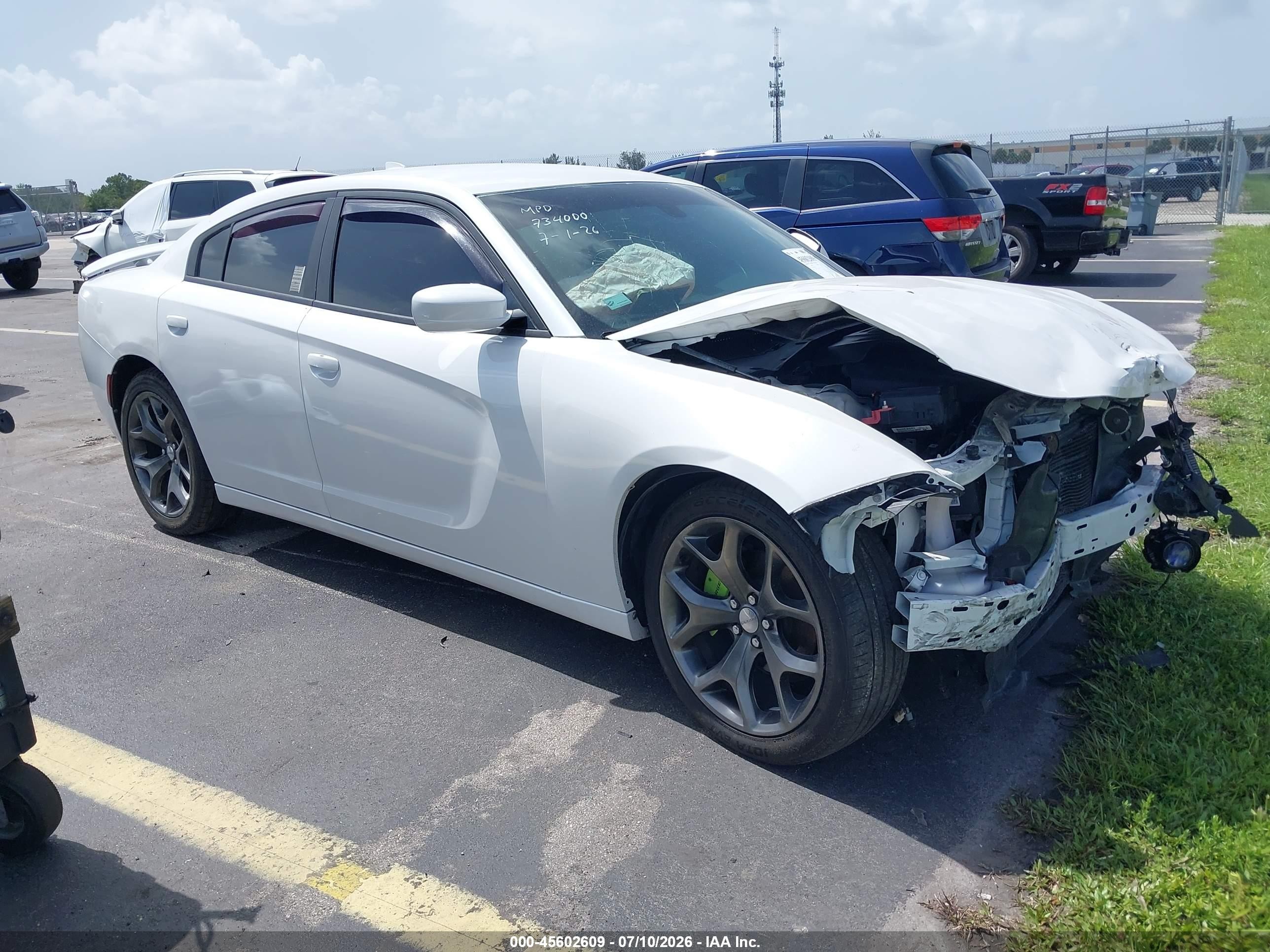 2015 Dodge Charger SXT, VIN 2C3CDXHG2FH734000 — Front end