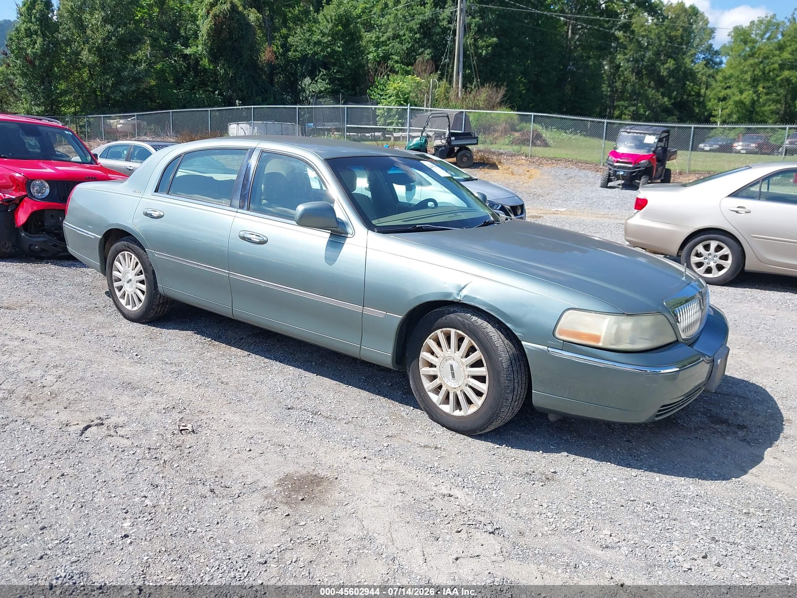 2004 Lincoln Town Car Signature, VIN 1LNHM81W84Y606805 — По всему кузову