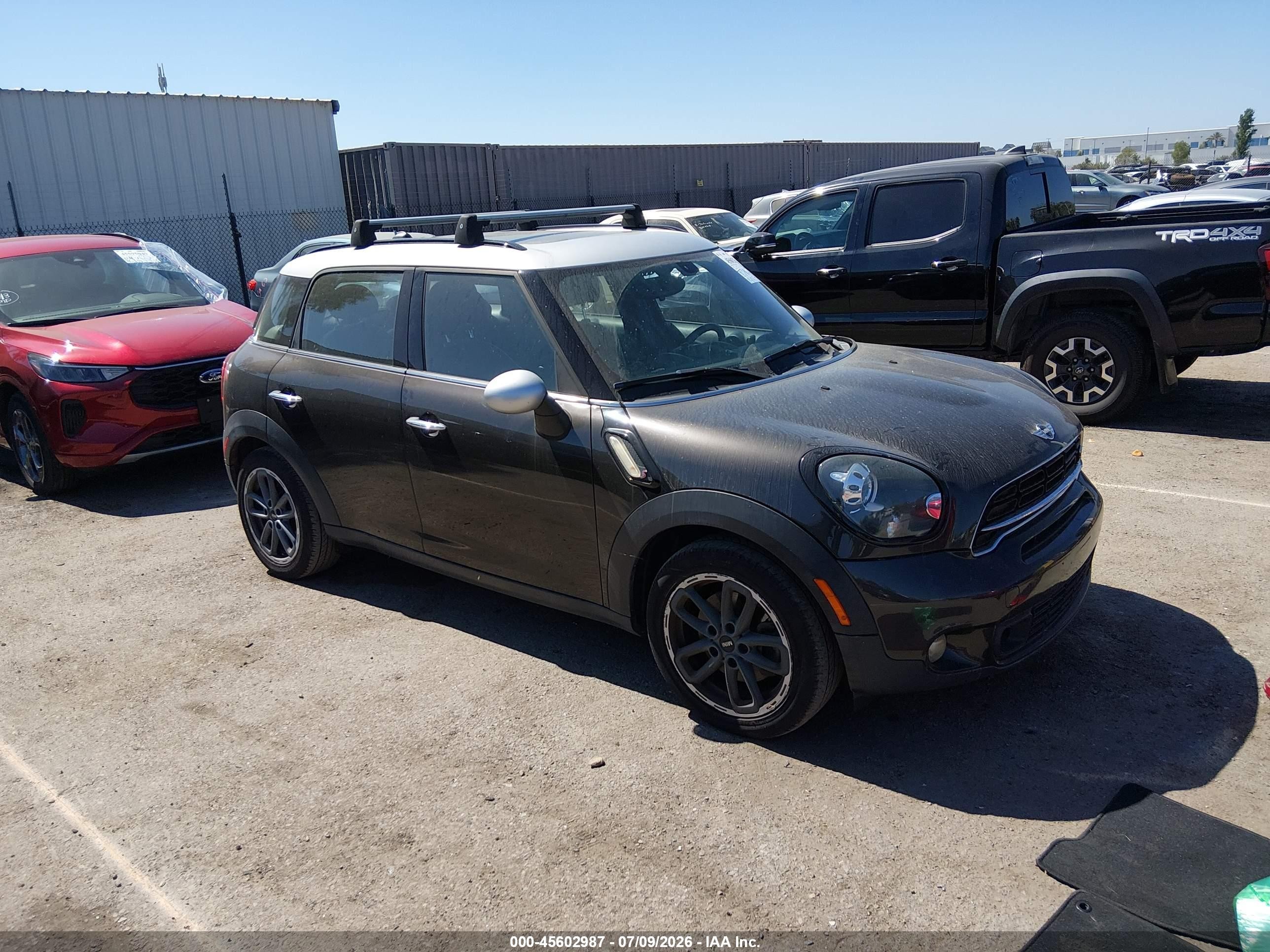 2016 MINI Countryman S, VIN WMWZC3C55GWT10978 — Rear end