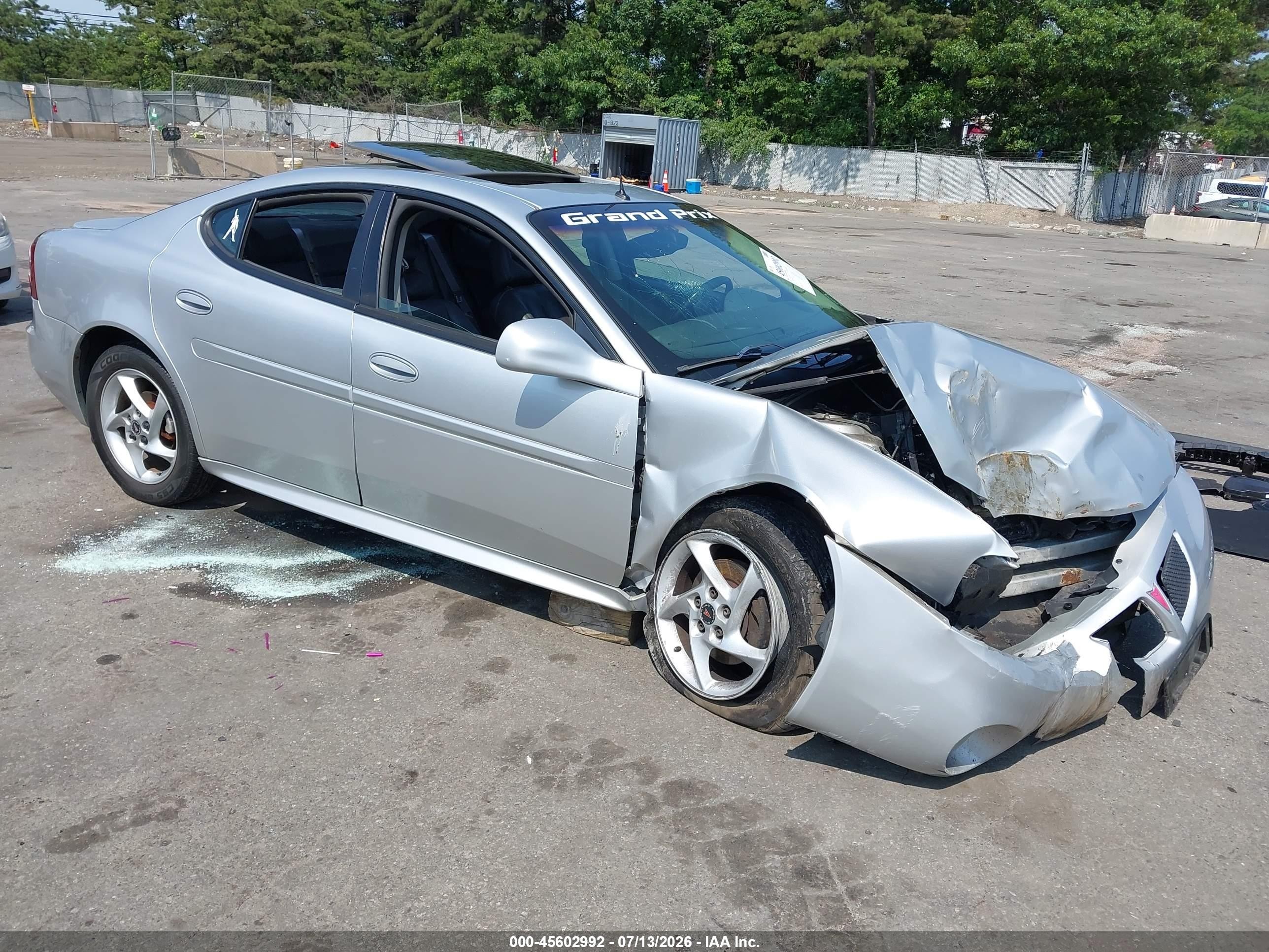 2004 Pontiac Grand Prix GTP, VIN 2G2WR524941101002 — Front end