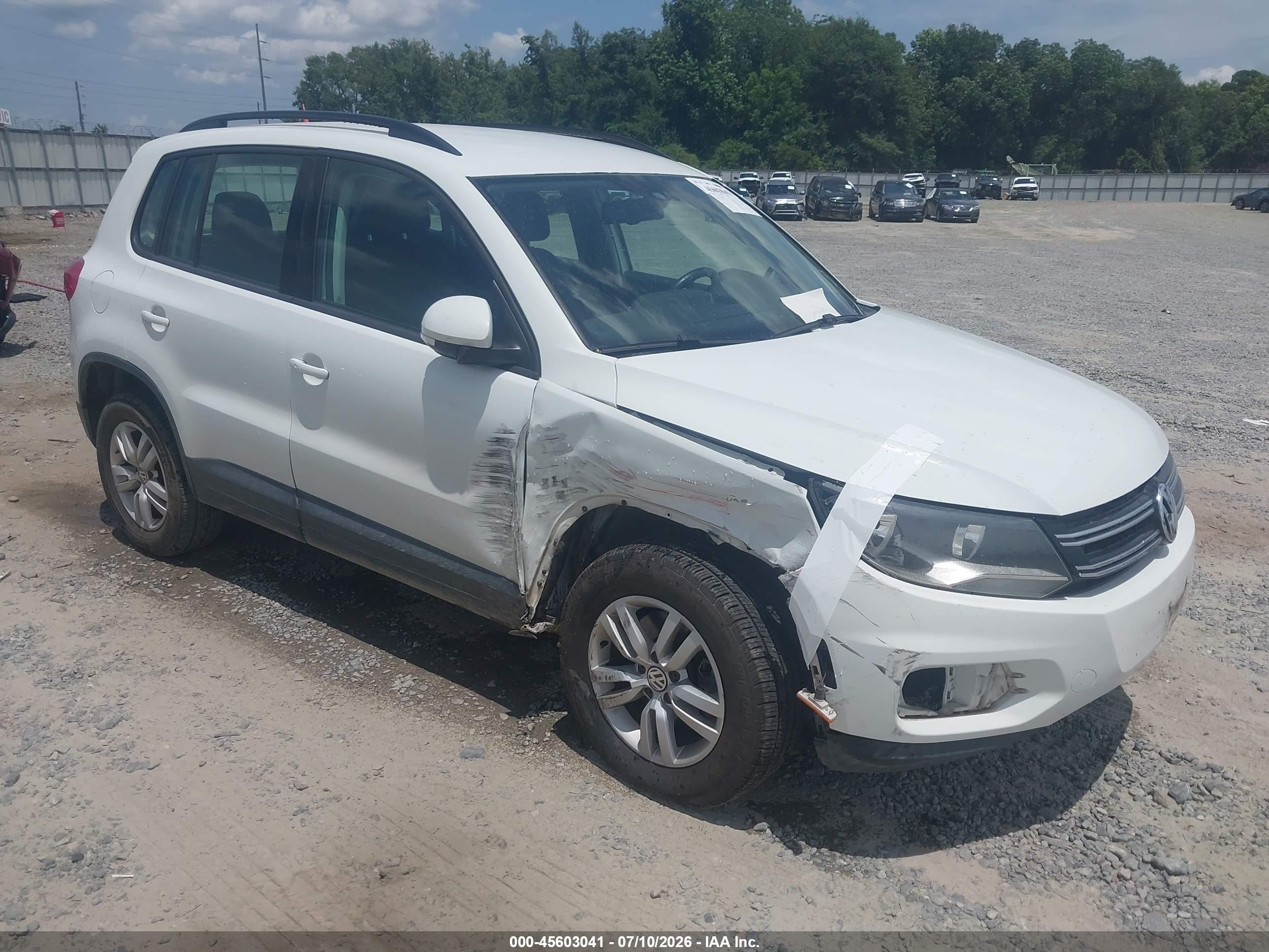 2016 Volkswagen Tiguan S, VIN WVGAV7AX6GW559369 — Front end