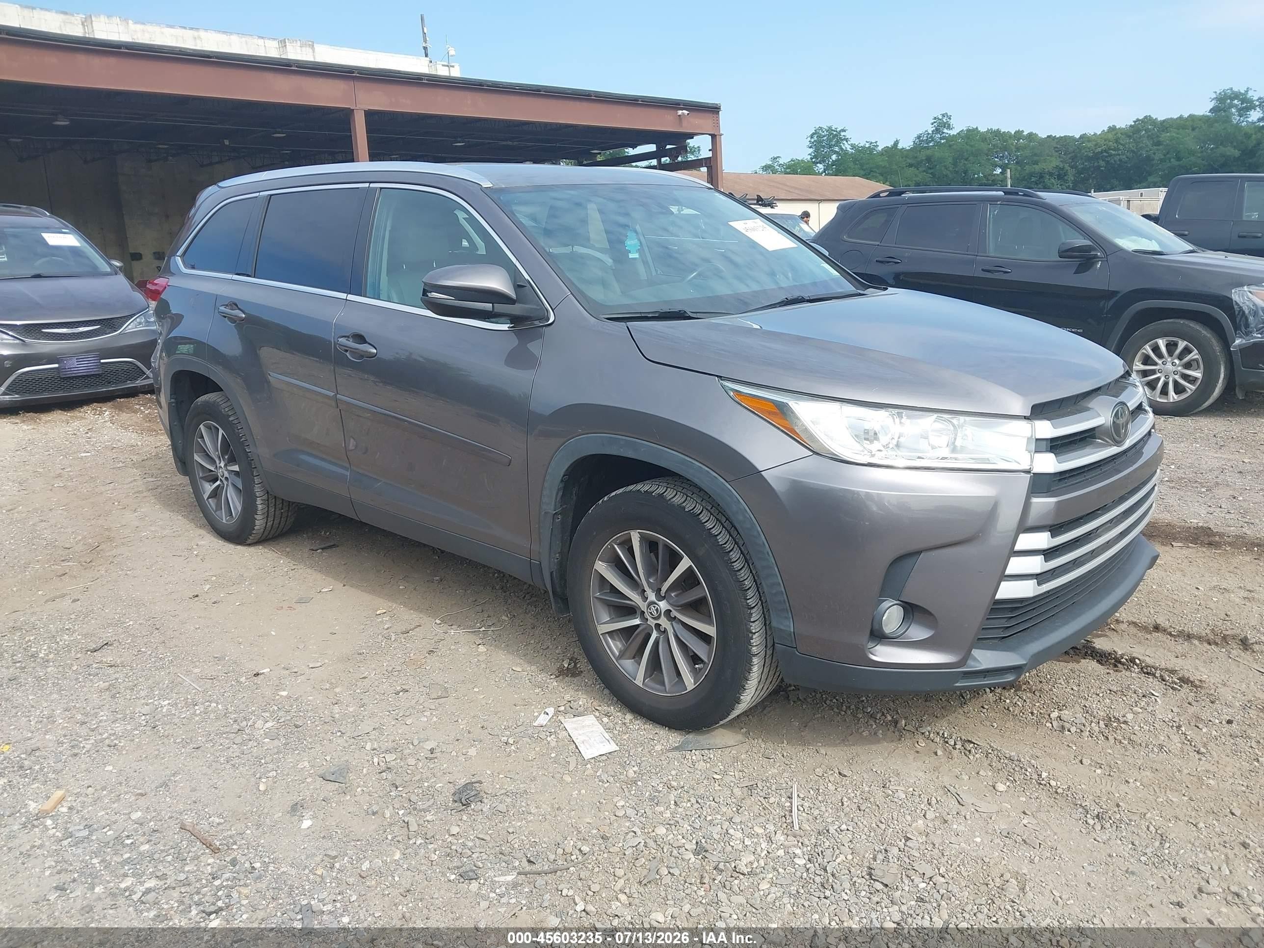 2019 Toyota Highlander XLE, VIN 5TDJZRFH8KS587320 — Water / flood