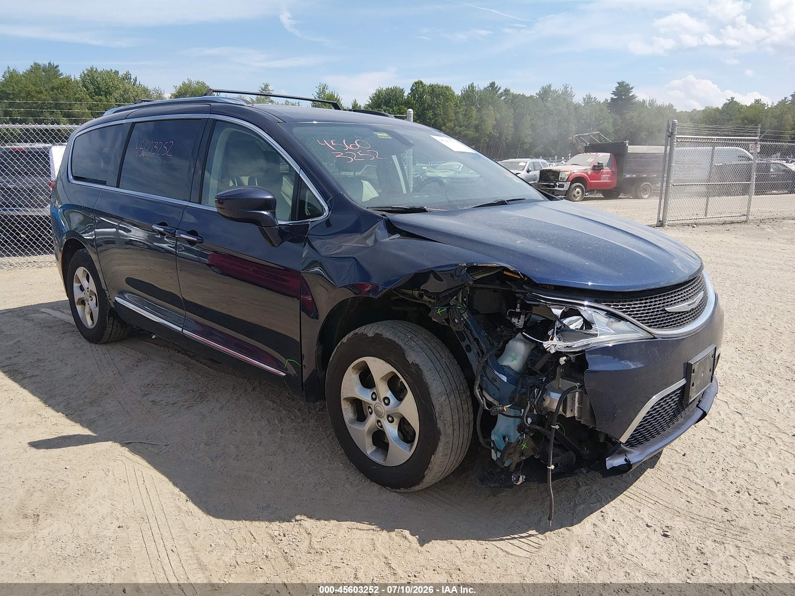 2017 Chrysler Pacifica Touring L Plus, VIN 2C4RC1EG8HR556004 — Front end