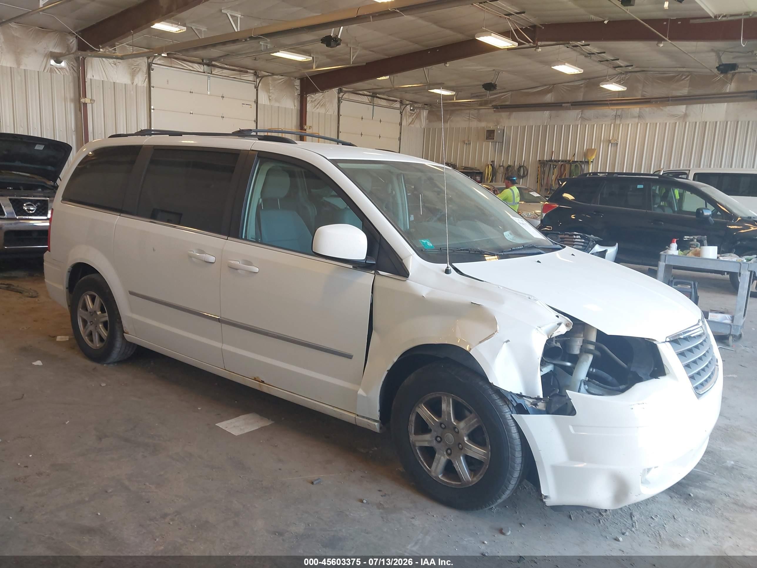 2009 Chrysler Town & Country Touring, VIN 2A8HR54179R614306 — Front end