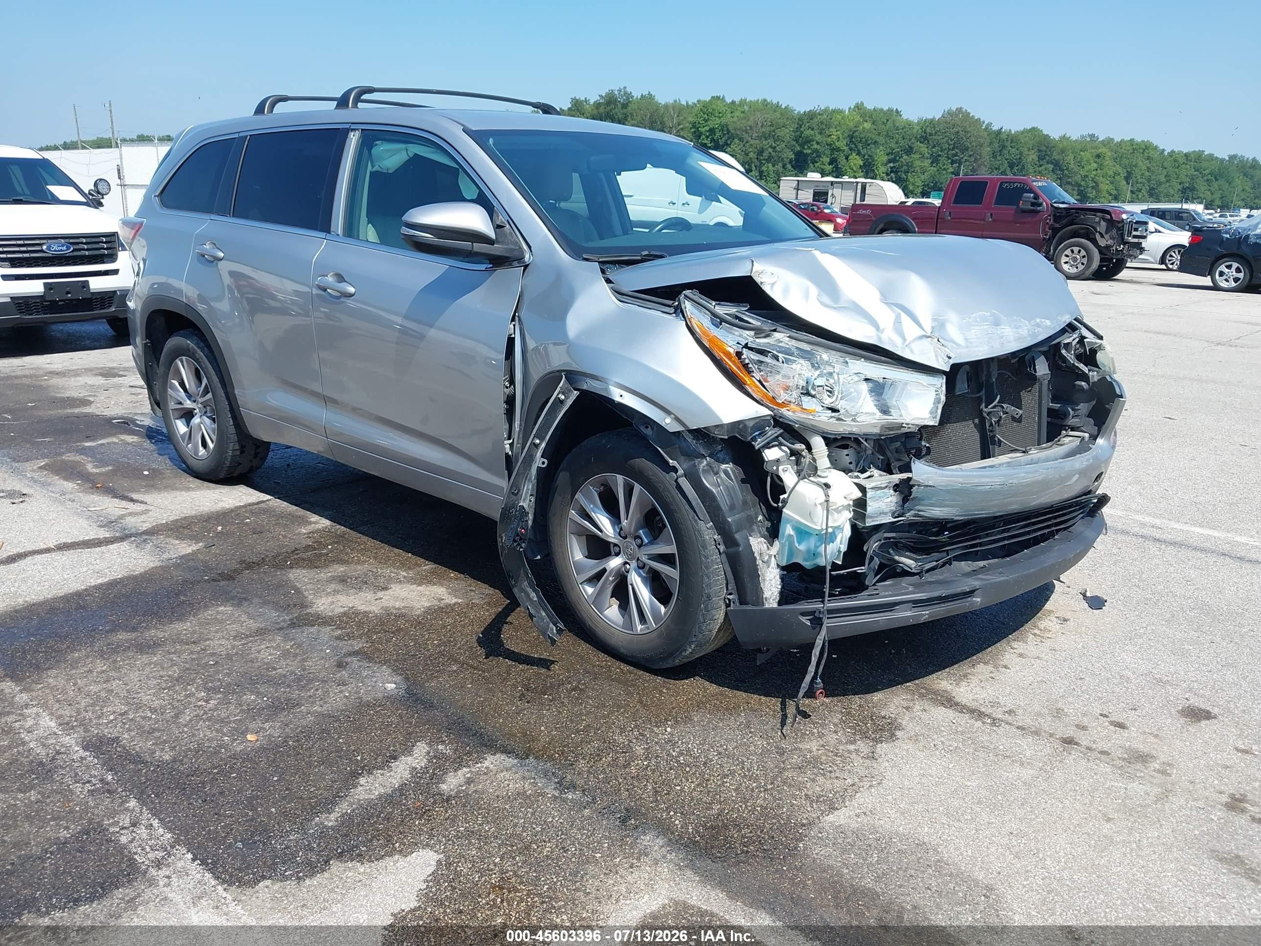 2015 Toyota Highlander LE Plus, VIN 5TDBKRFHXFS180470 — Front end