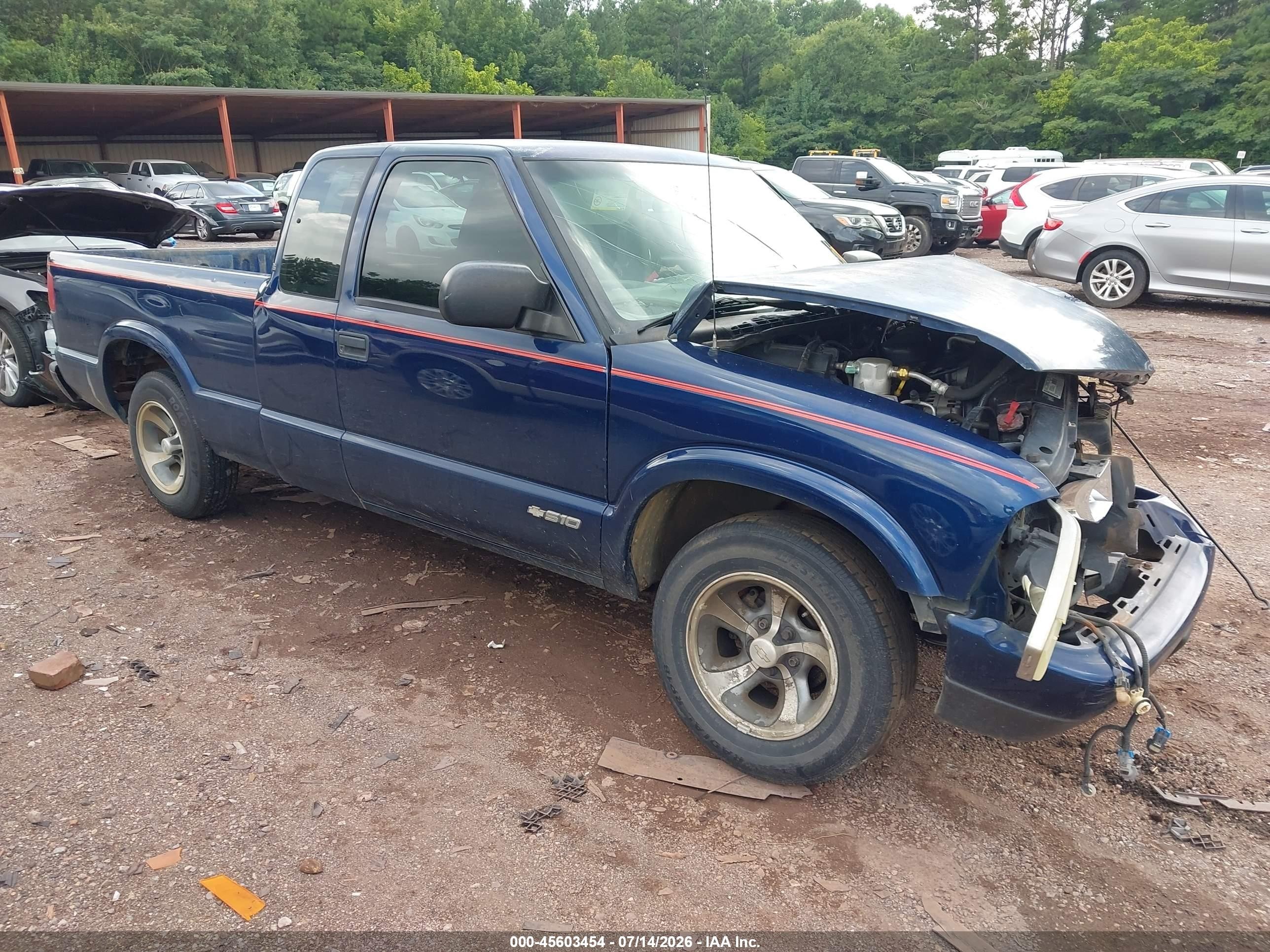 2003 Chevrolet S-10 LS, VIN 1GCCS19X038168739 — Front end
