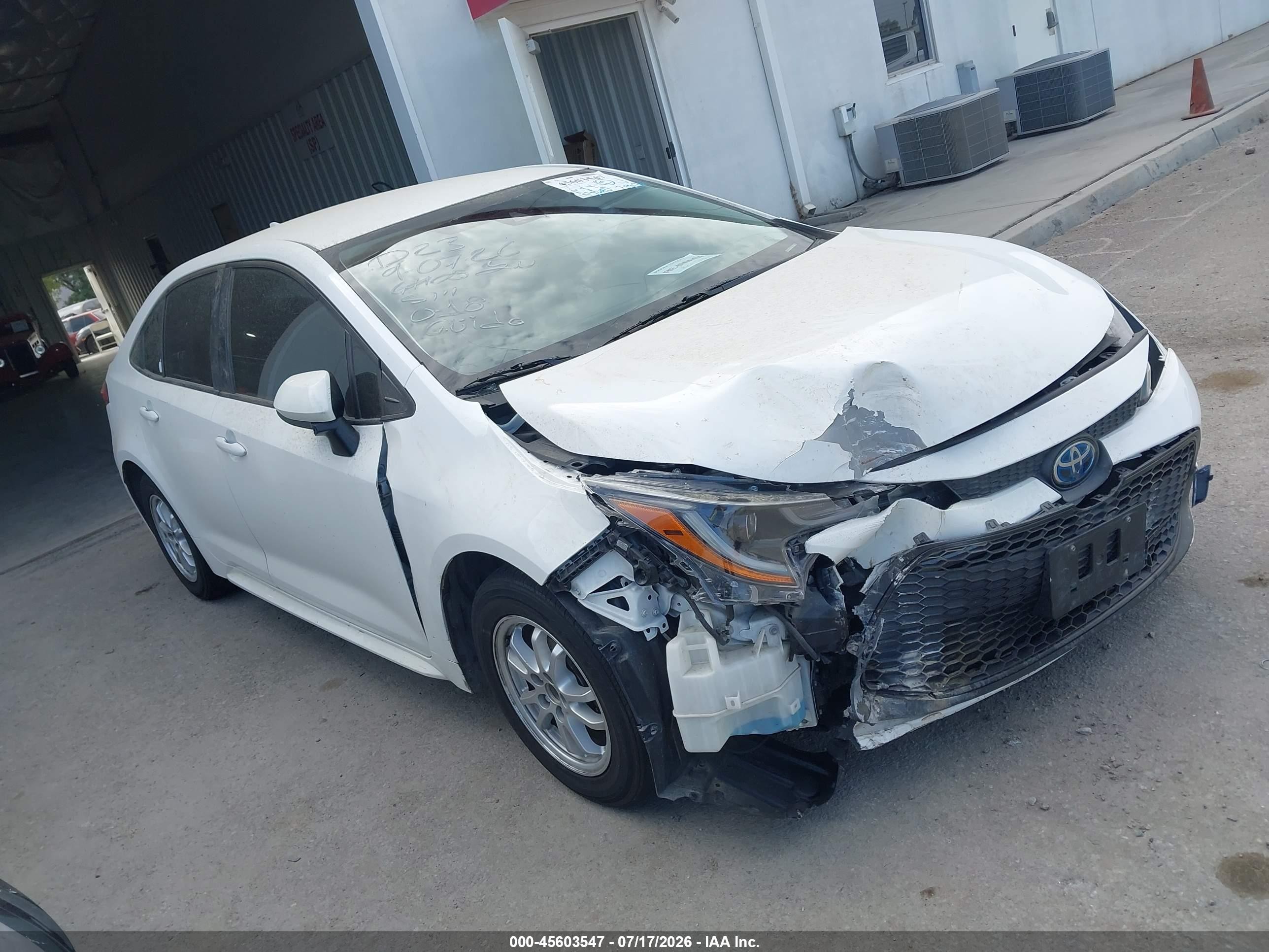 2022 Toyota Corolla Hybrid LE, VIN JTDEAMDE9NJ038165 — Front end