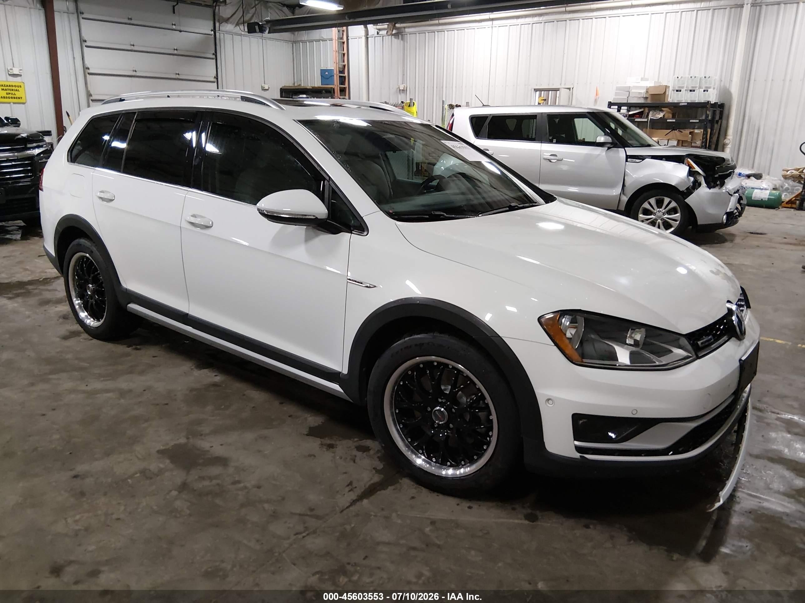 2017 Volkswagen Golf S, VIN 3VWH17AU3HM514182 — Front end