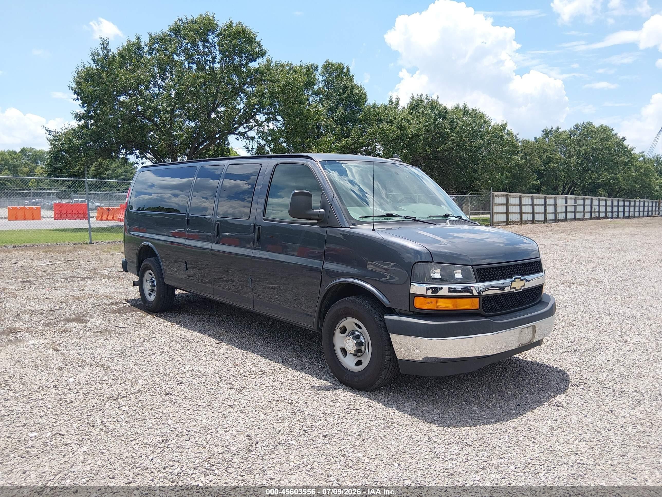 2017 Chevrolet Express Passenger LT, VIN 1GAZGPFF4H1274842 — Normal wear