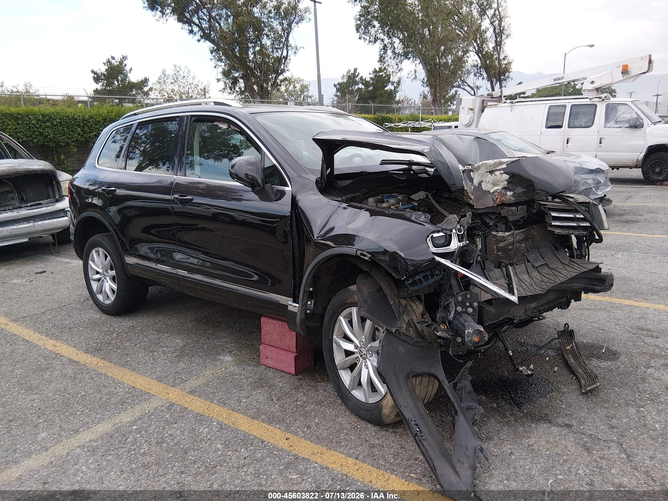 2015 Volkswagen Touareg Lux, VIN WVGEF9BP3FD007296 — Front end