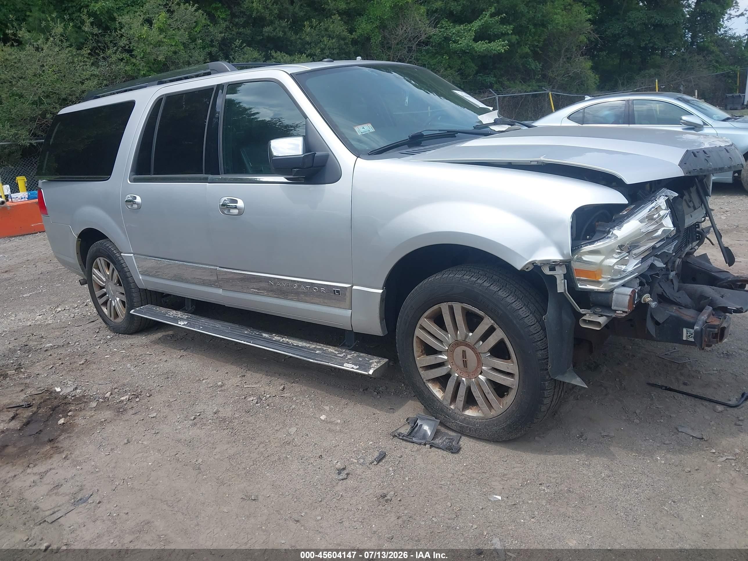 2010 Lincoln Navigator, VIN 5LMJJ3J53AEJ03956 — Front end