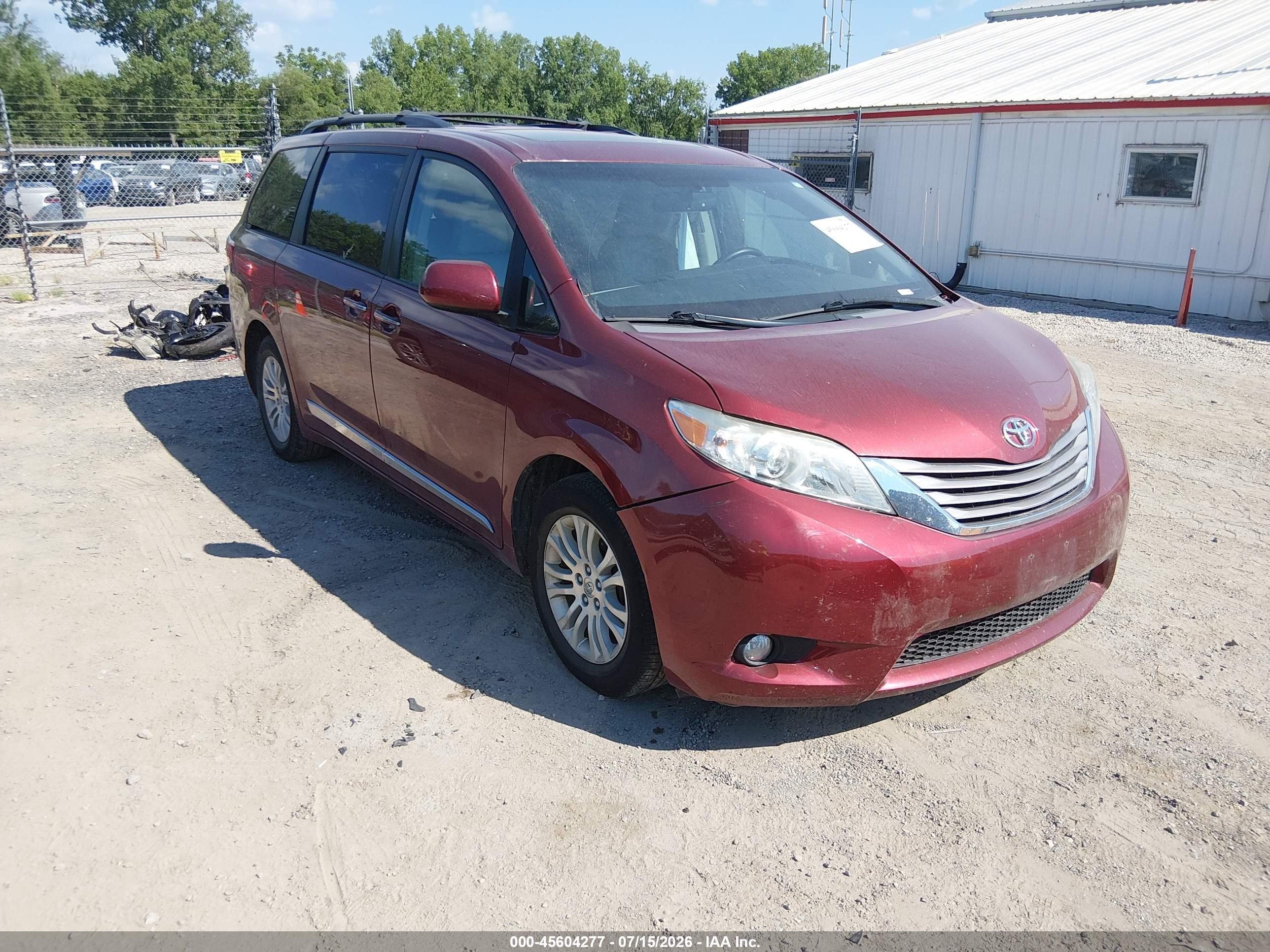 2016 Toyota Sienna Limited Premium, VIN 5TDYK3DC6GS741876 — Rear end