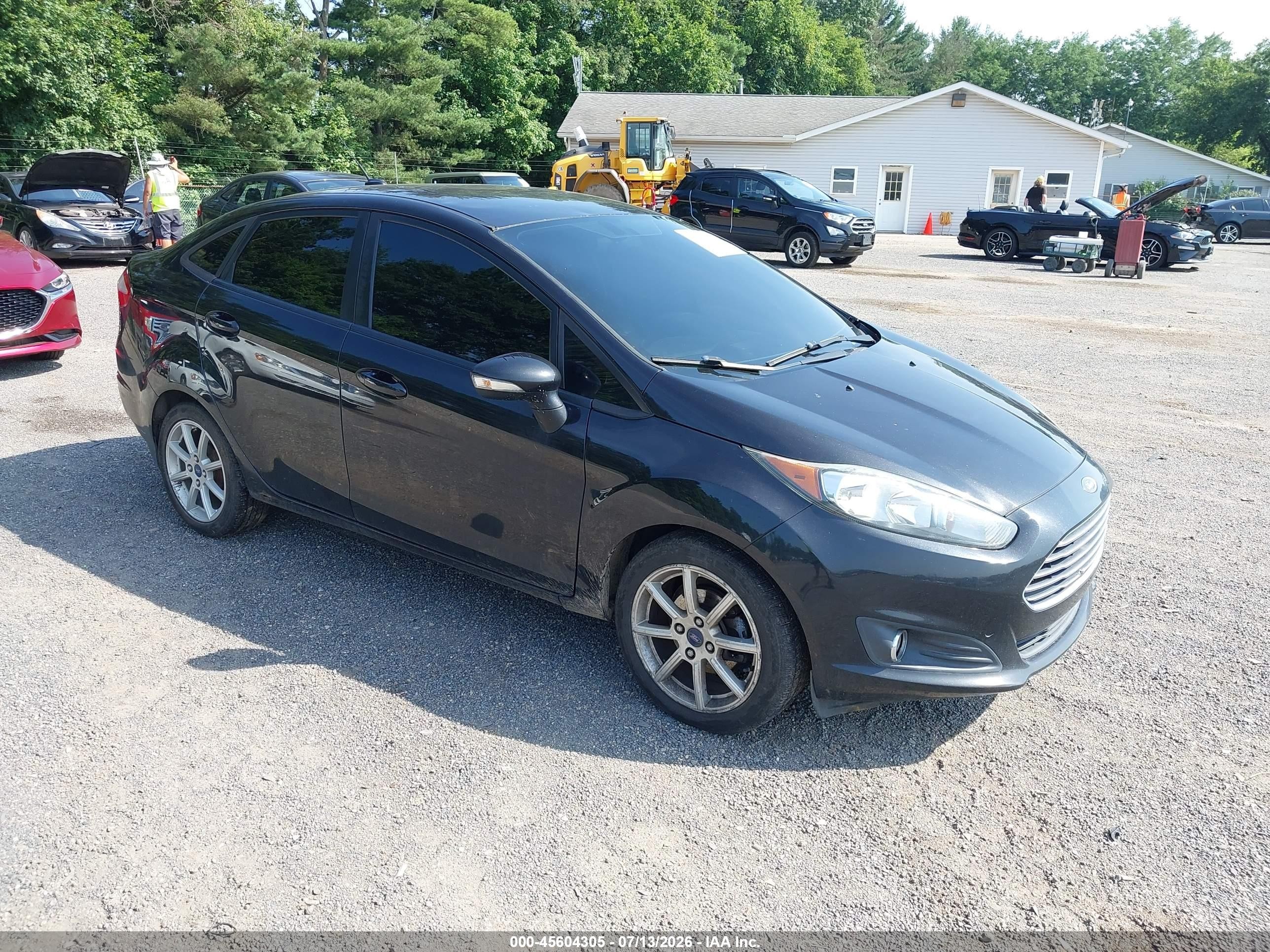 2014 Ford Fiesta SE, VIN 3FADP4BJXEM211615 — Side