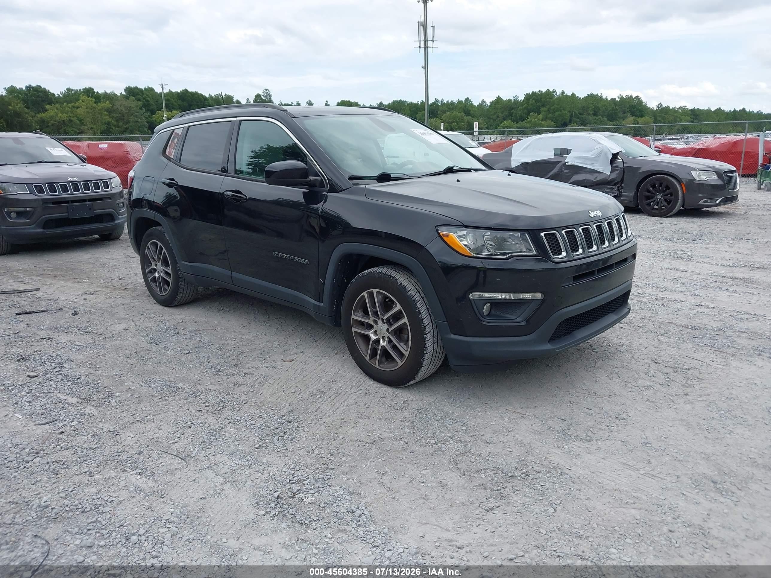 2019 Jeep Compass Latitude, VIN 3C4NJCBBXKT743600 — Зад