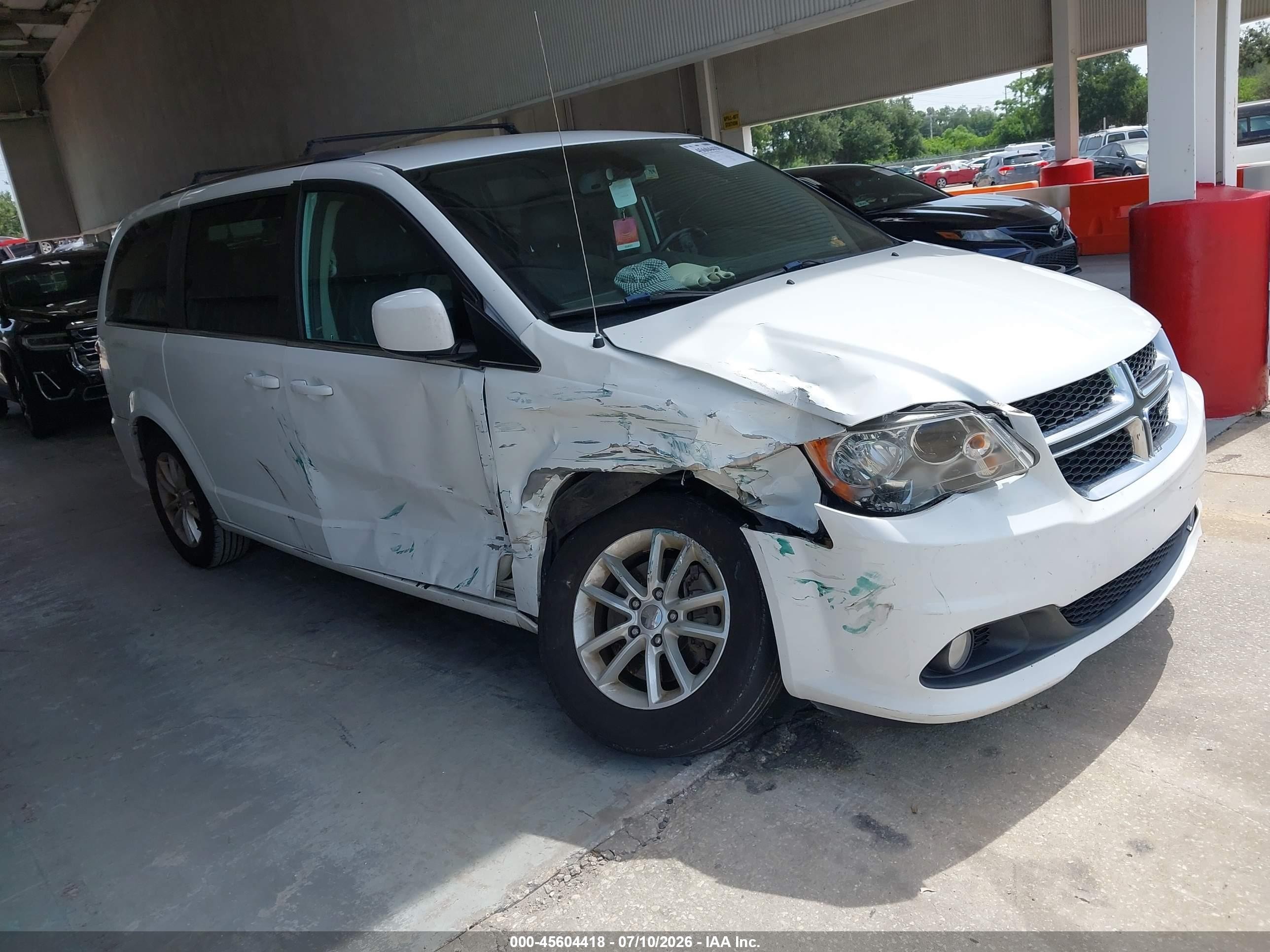 2020 Dodge Grand Caravan SXT, VIN 2C4RDGCG2LR178449 — Перед