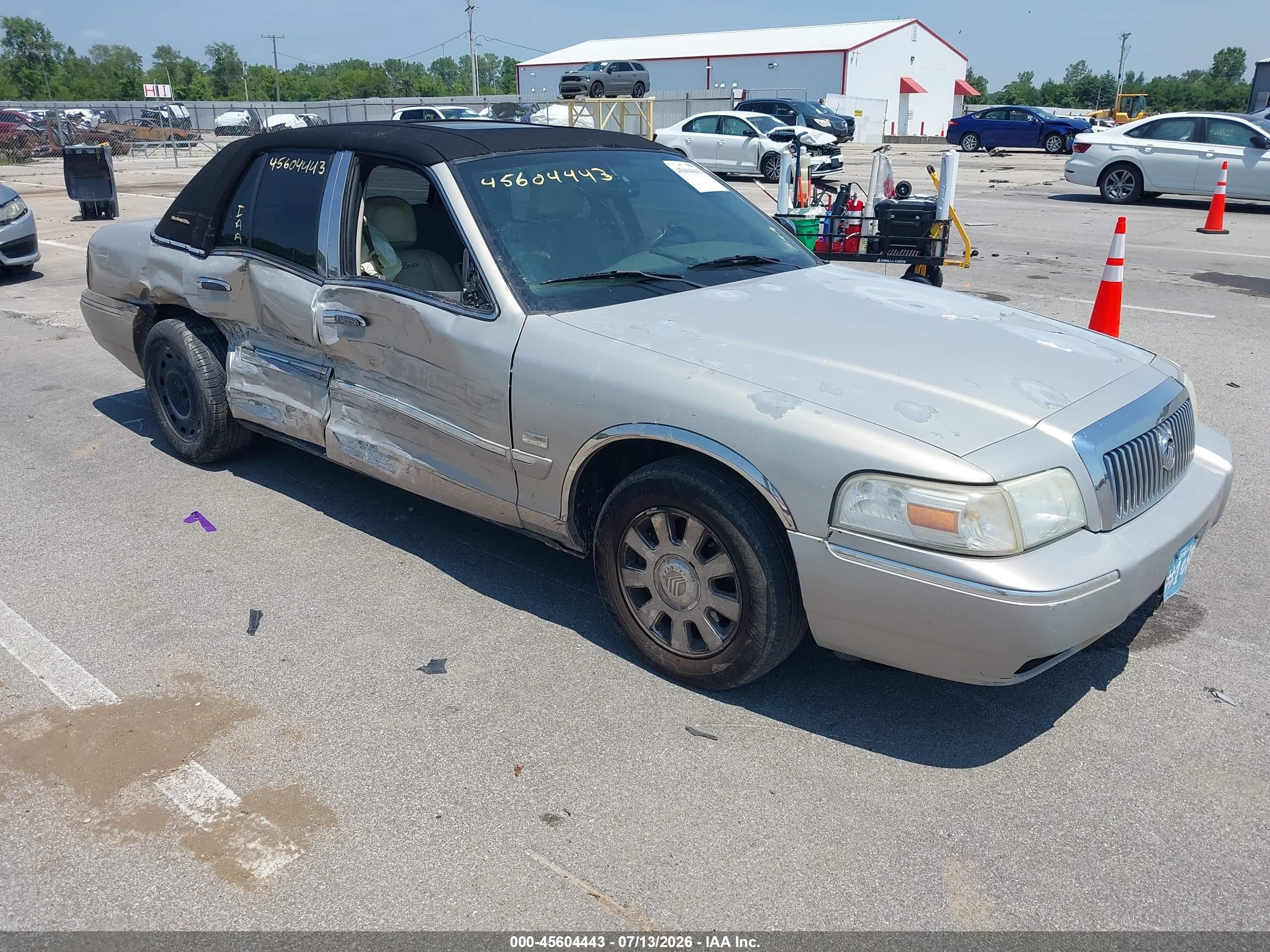 2007 Mercury Grand Marquis LS Premium, VIN 2MEHM75W87X602717 — Бок
