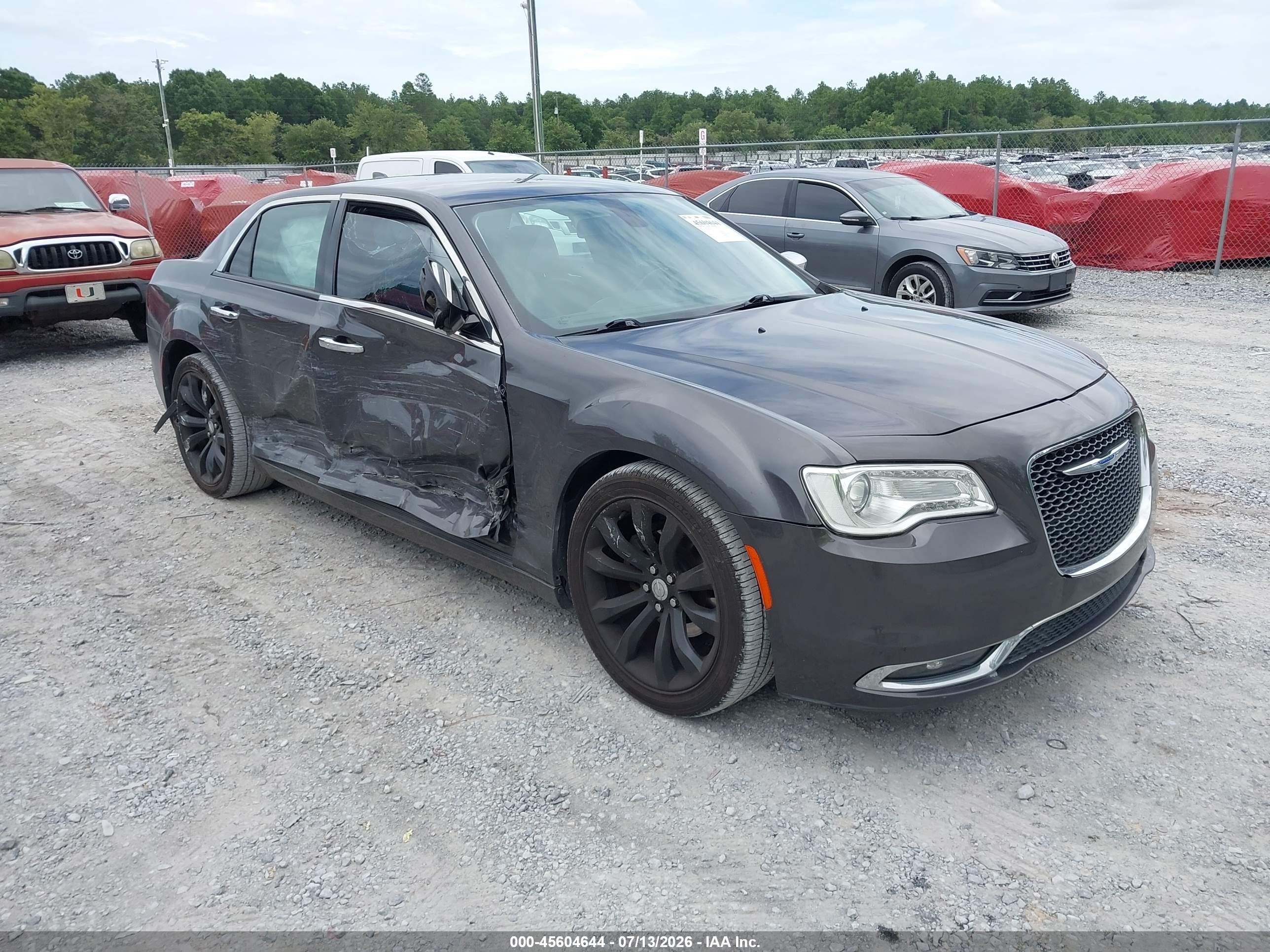 2018 Chrysler 300 Limited, VIN 2C3CCAEG5JH193926 — Бок