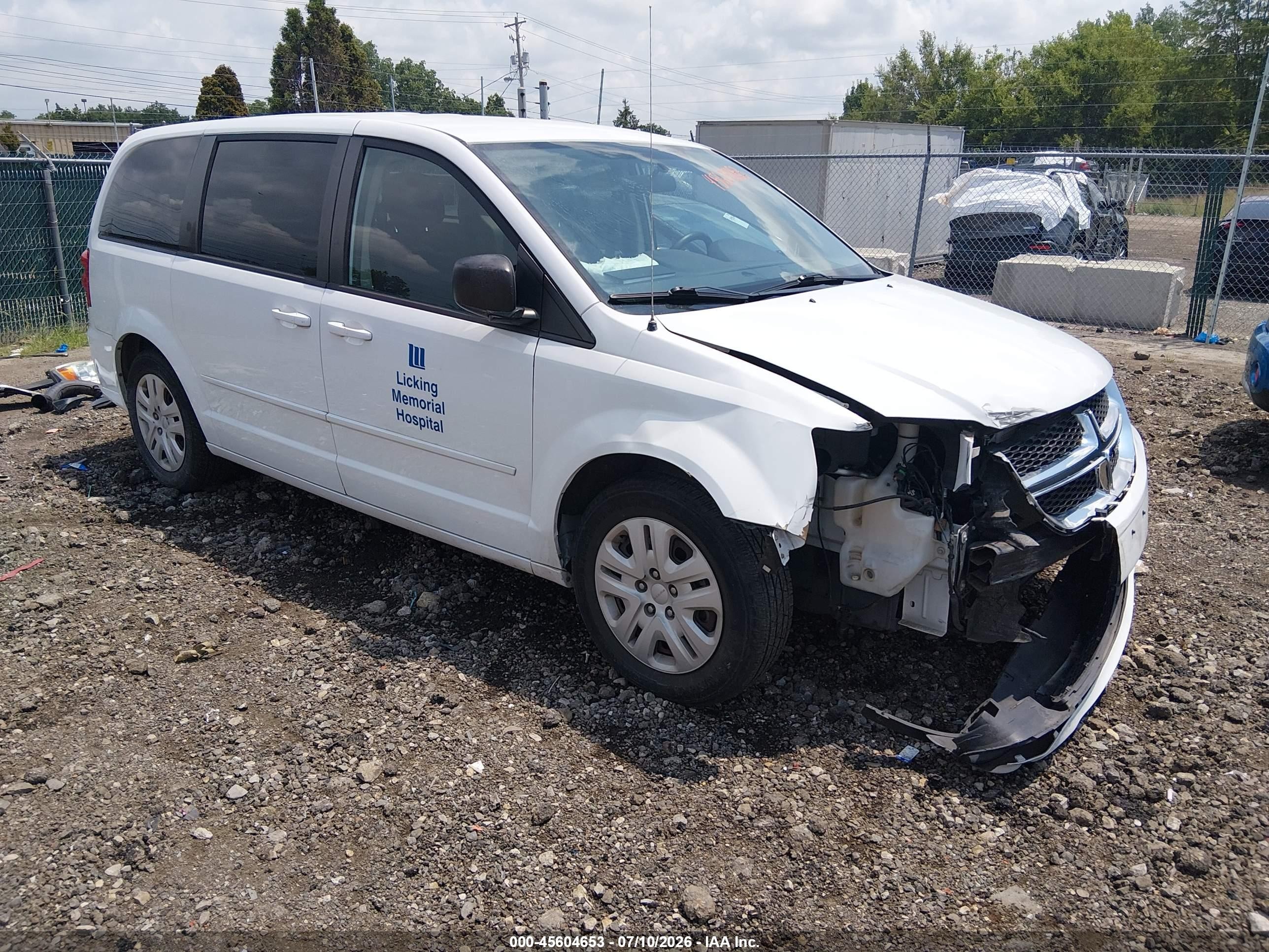 2015 Dodge Grand Caravan SE, VIN 2C4RDGBG8FR563892 — Front end