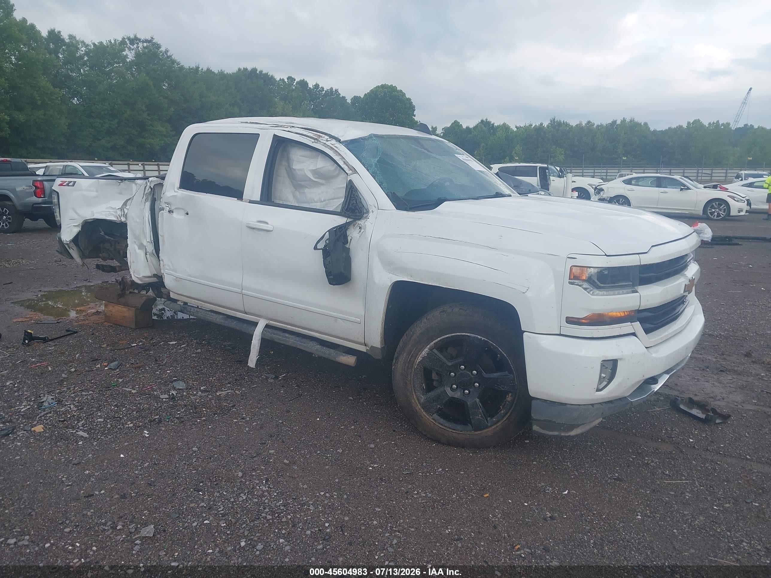 2018 Chevrolet Silverado 1500 LT, VIN 3GCUKREC2JG579721 — Side