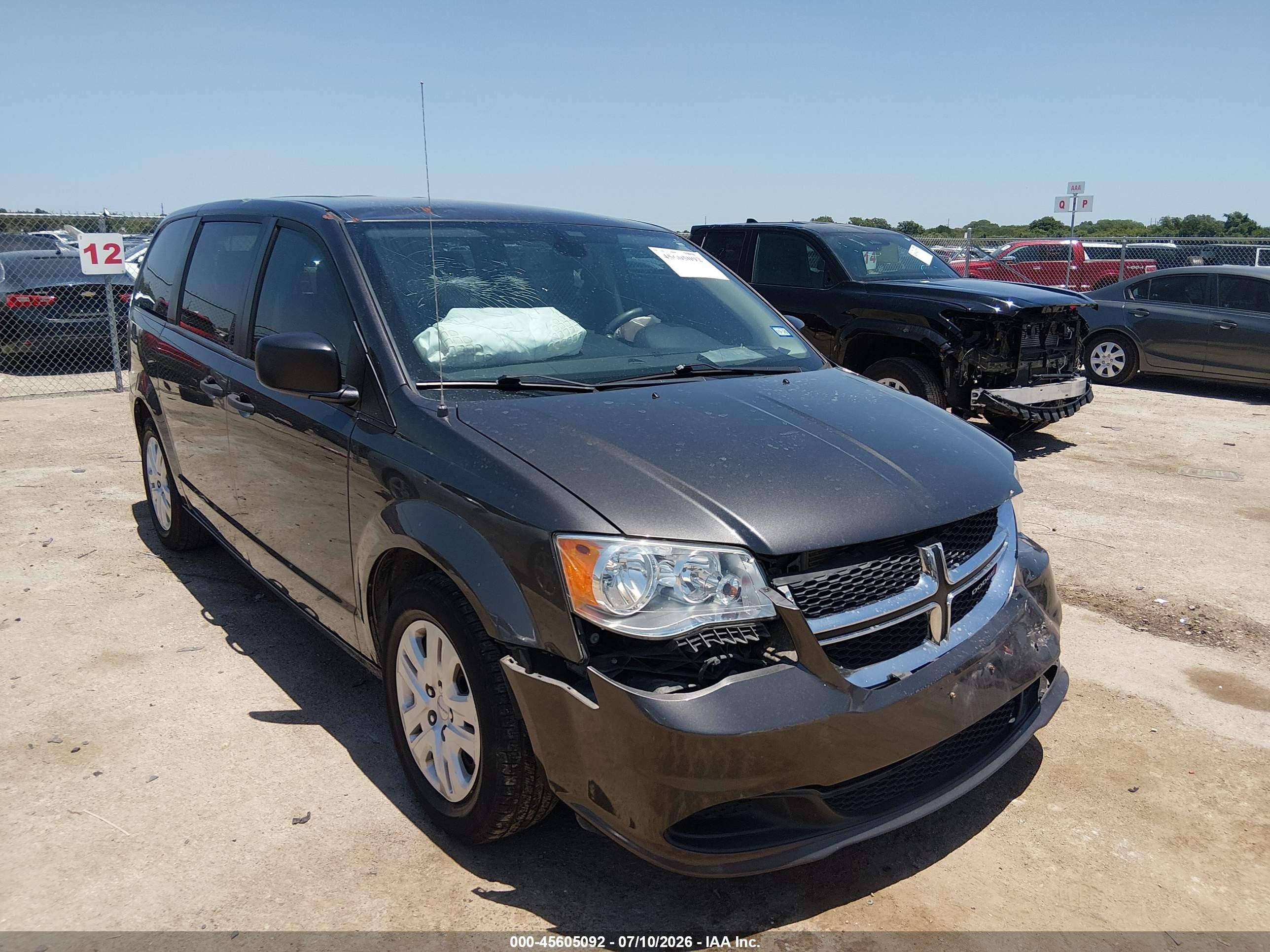 2020 Dodge Grand Caravan SE Plus, VIN 2C4RDGBG0LR238598 — Перед