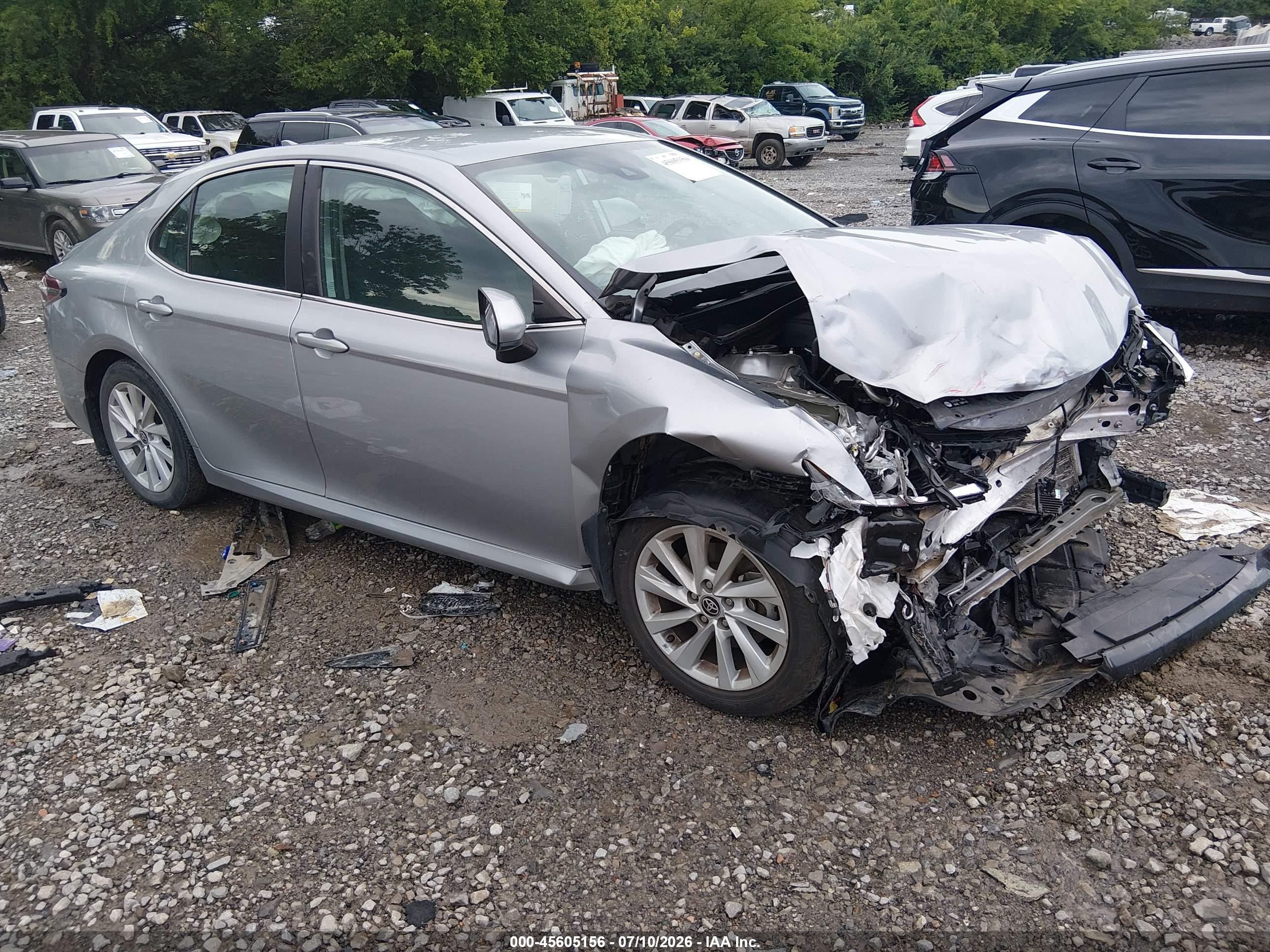 2022 Toyota Camry LE, VIN 4T1C11AK3NU688393 — Перед