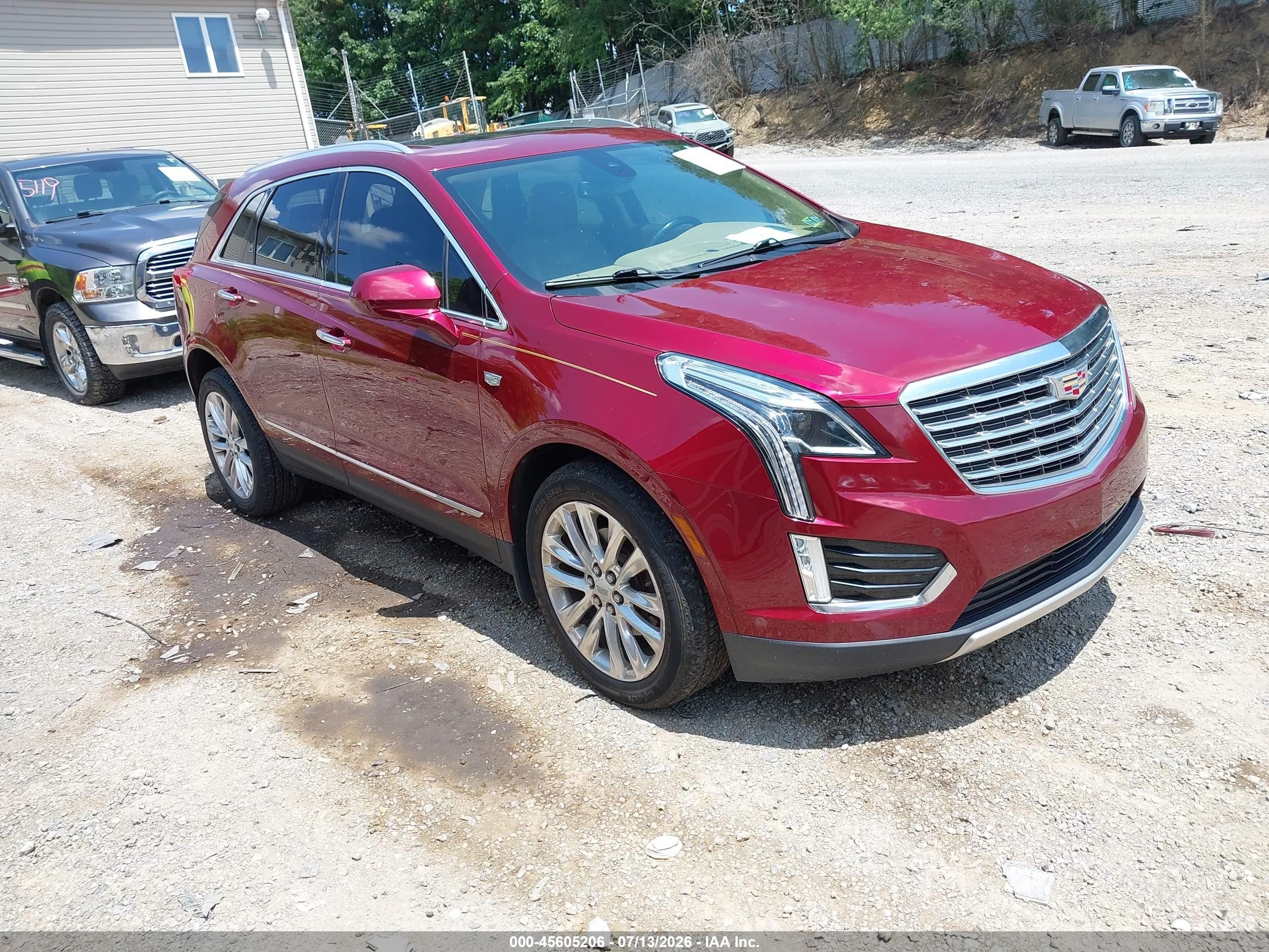 2017 Cadillac XT5 Platinum AWD, VIN 1GYKNFRS0HZ124661 — Перед