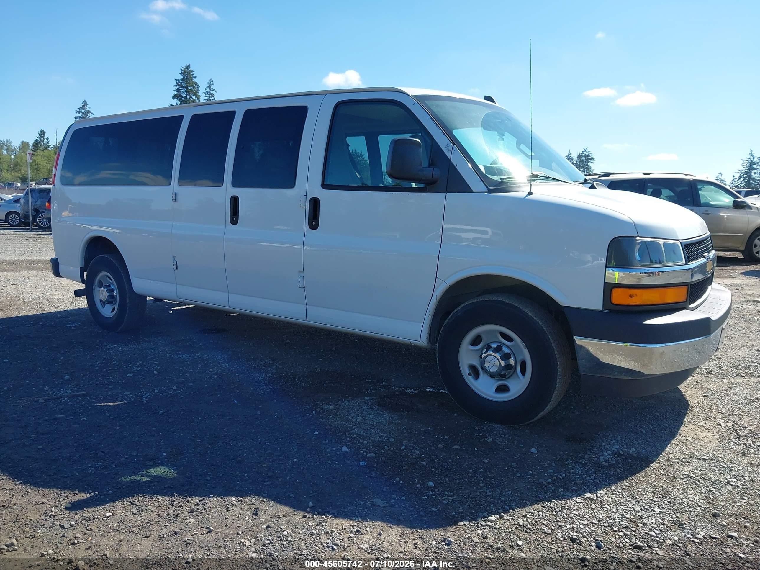 2017 Chevrolet Express Passenger LT, VIN 1GAZGPFF7H1286371 — Normal wear