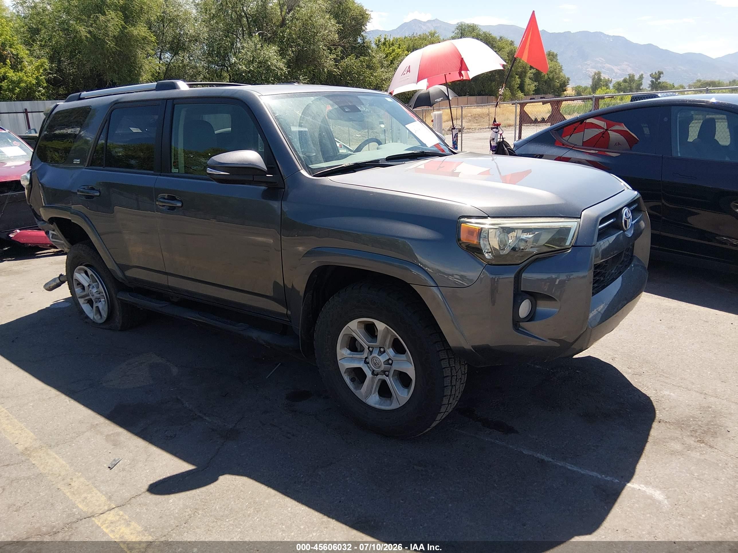 2020 Toyota 4Runner SR5 Premium, VIN JTEBU5JRXL5747521 — Зад