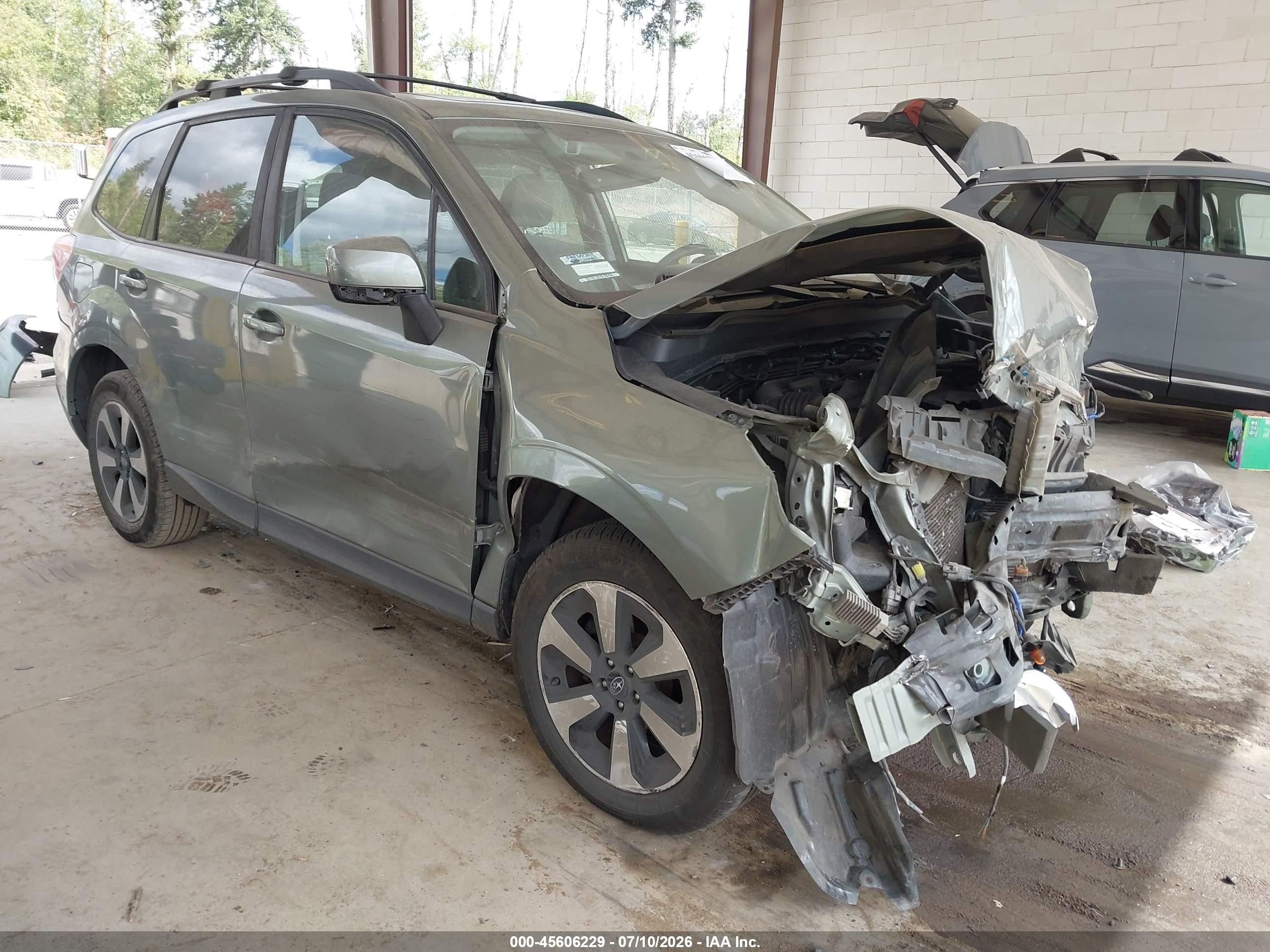 2017 Subaru Forester Premium, VIN JF2SJAGC9HH804498 — Front end
