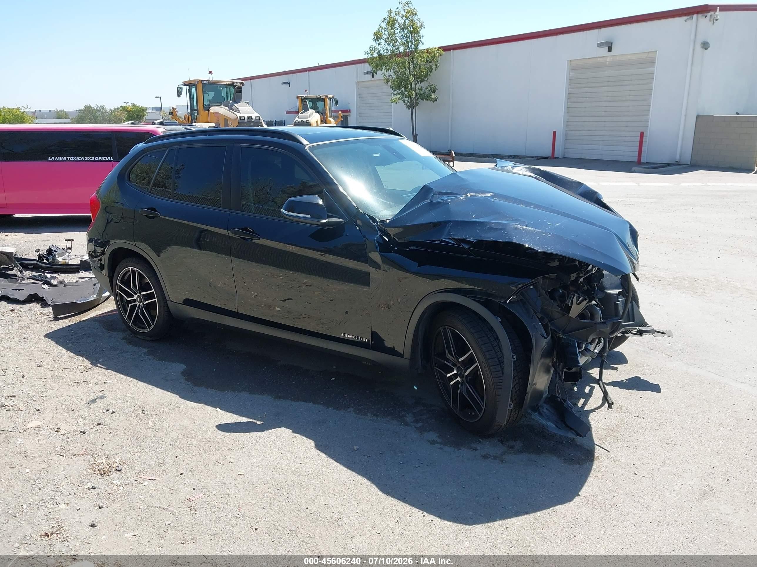 2013 BMW X1 28i, VIN WBAVM1C54DVW43514 — Front end