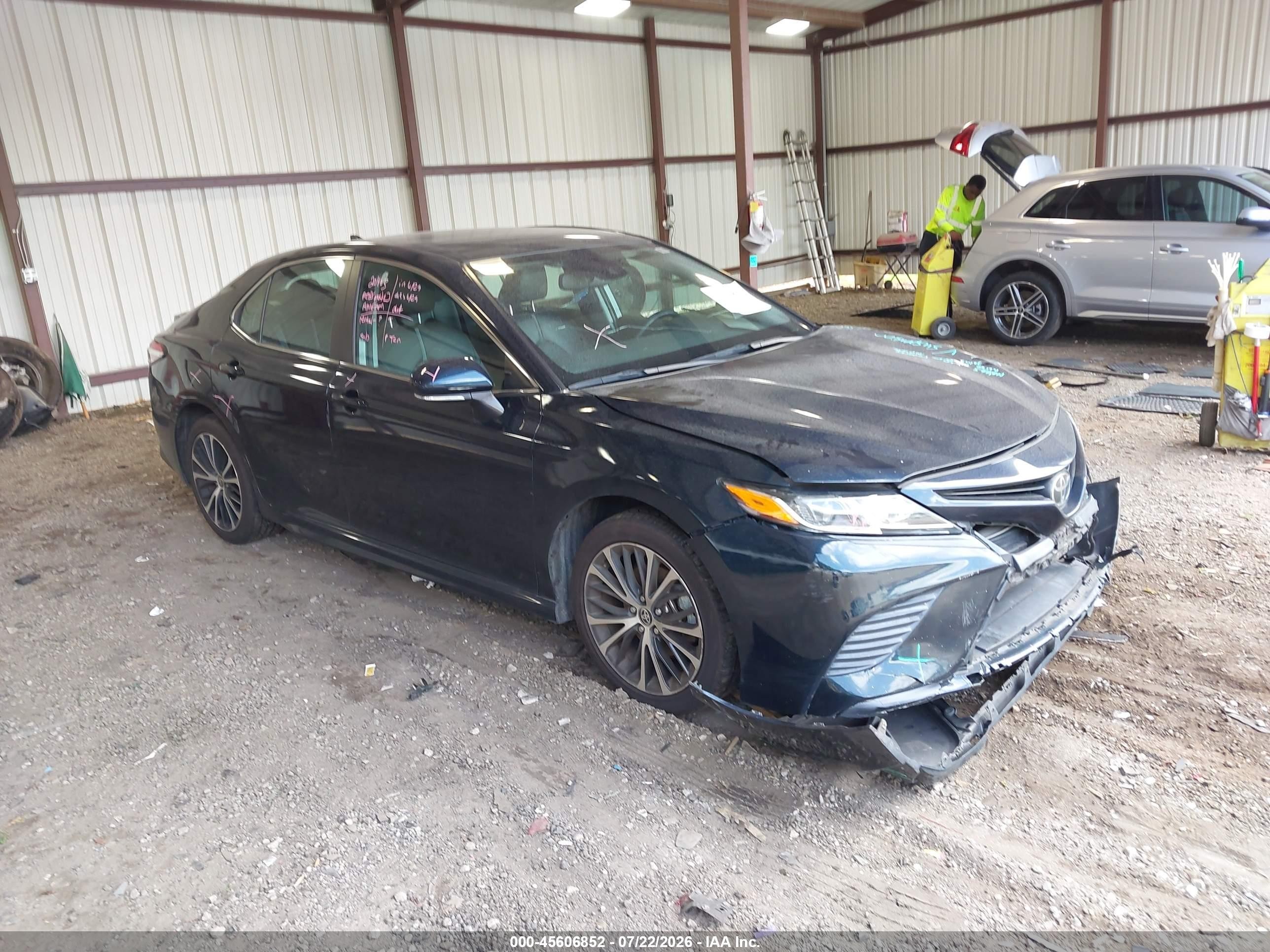 2020 Toyota Camry SE, VIN 4T1M11AK0LU396847 — Front end