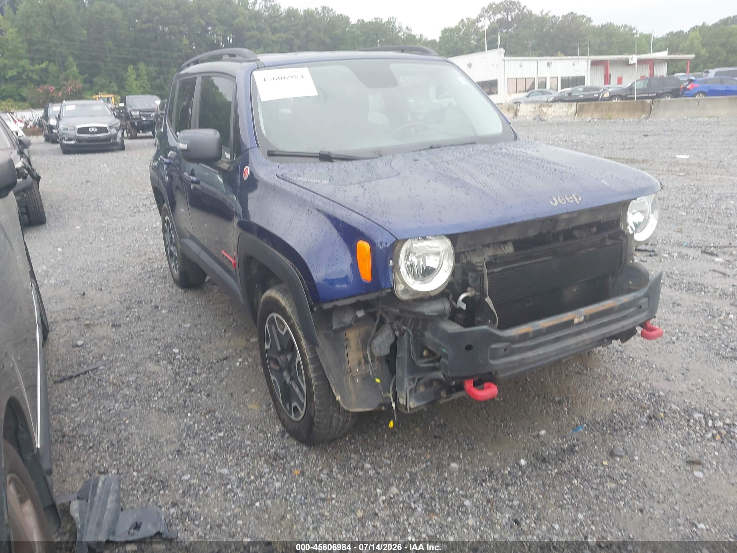2017 Jeep Renegade Trailhawk, VIN ZACCJBCB2HPE81085 — Перед