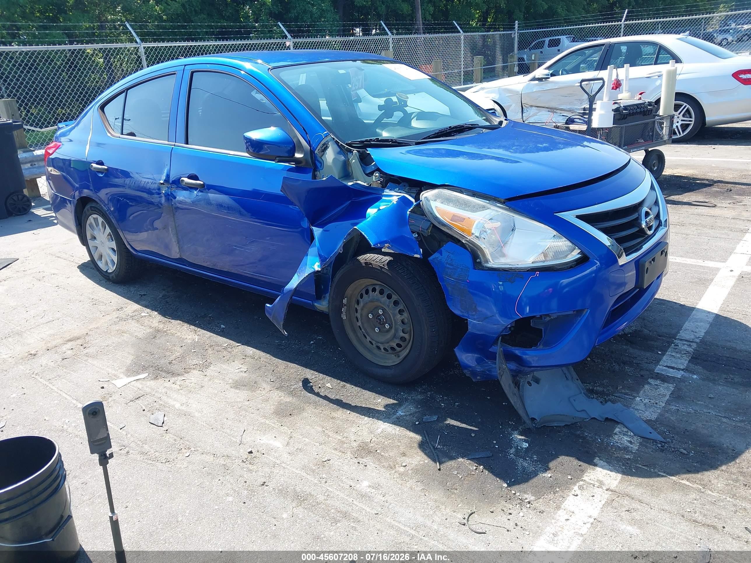 2016 Nissan Versa SV, VIN 3N1CN7APXGL863617 — Перед