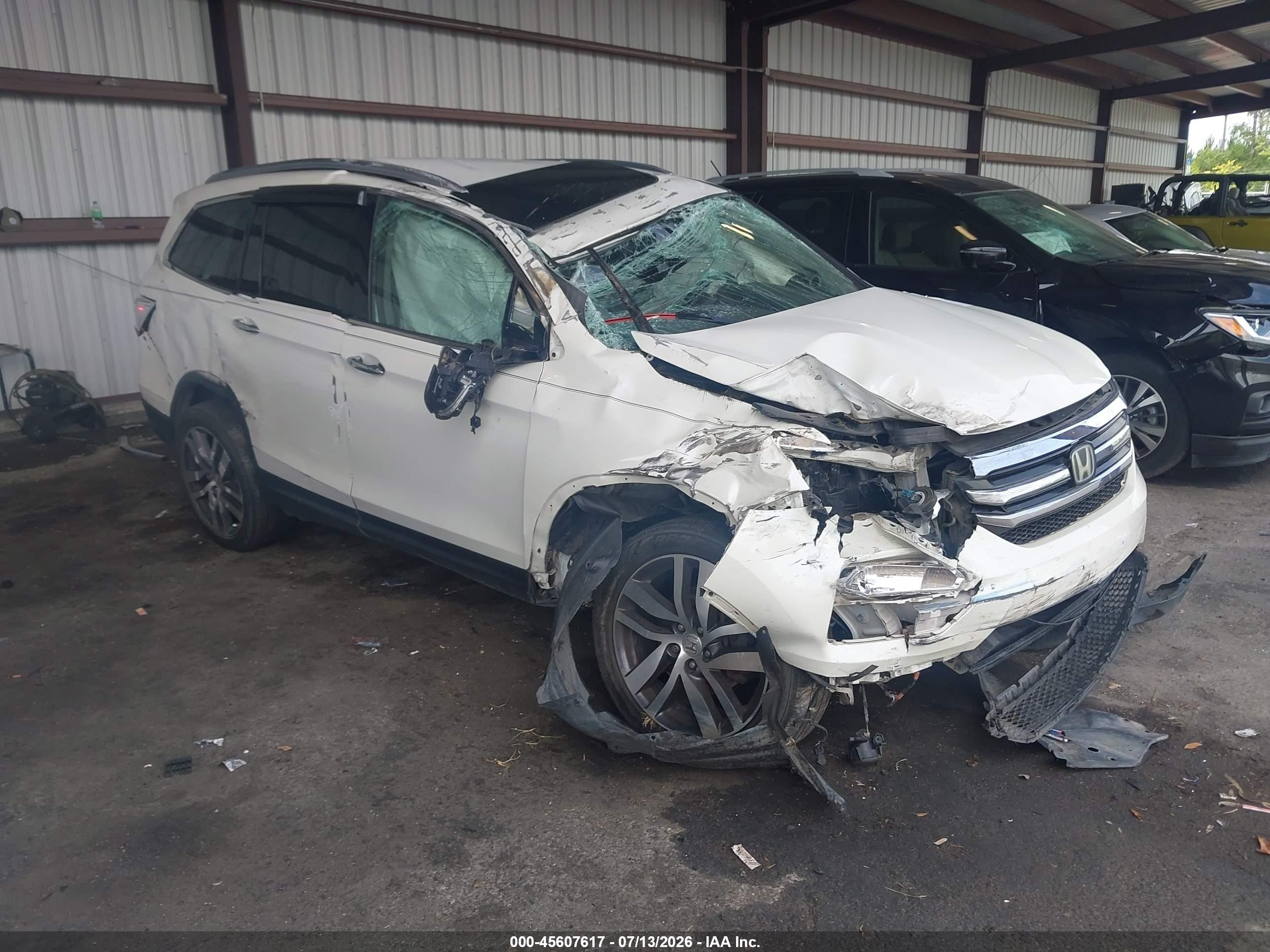2017 Honda Pilot Touring, VIN 5FNYF6H91HB046523 — Front end