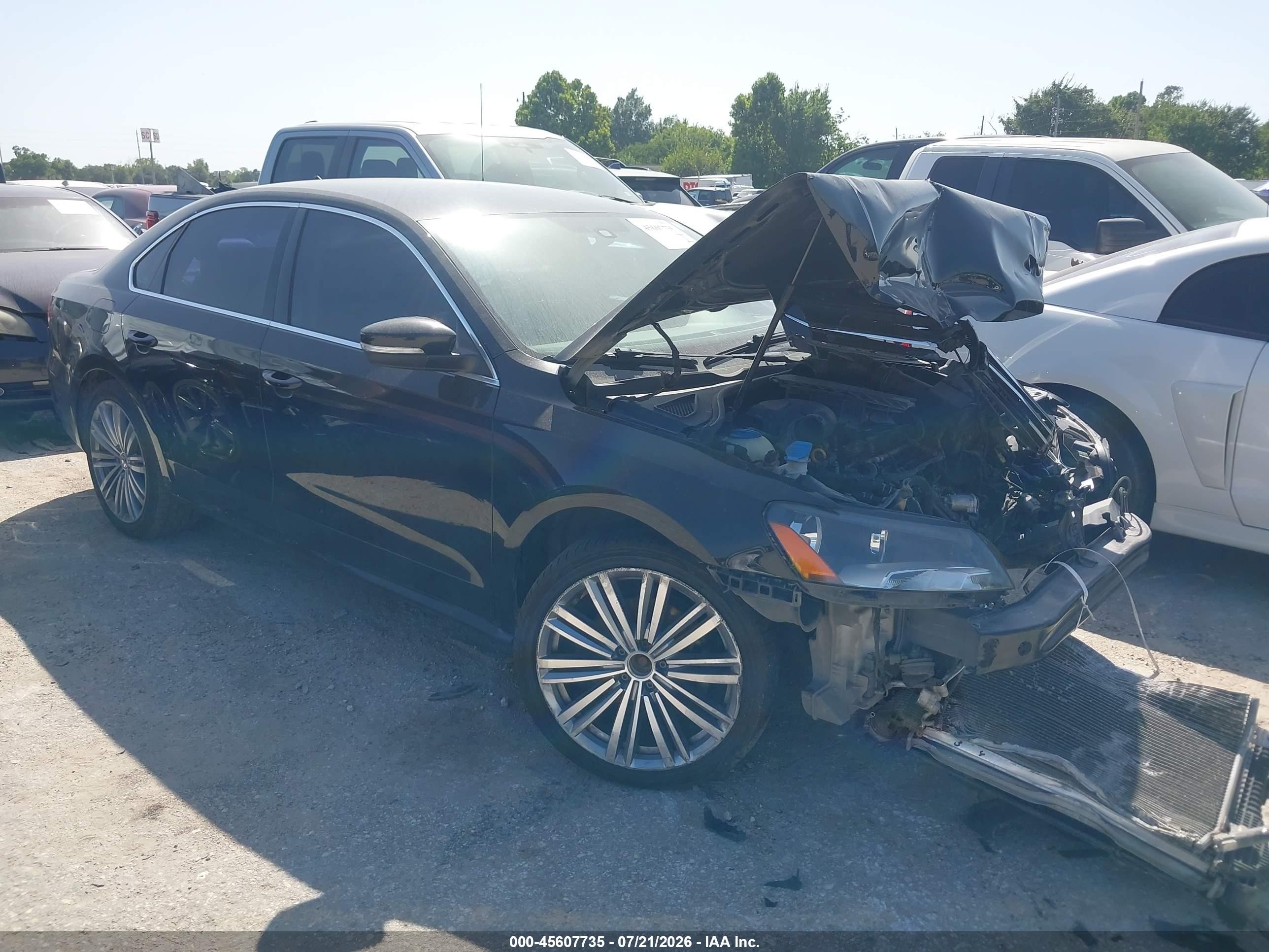 2015 Volkswagen Passat SE, VIN 1VWBS7A31FC035266 — Front end