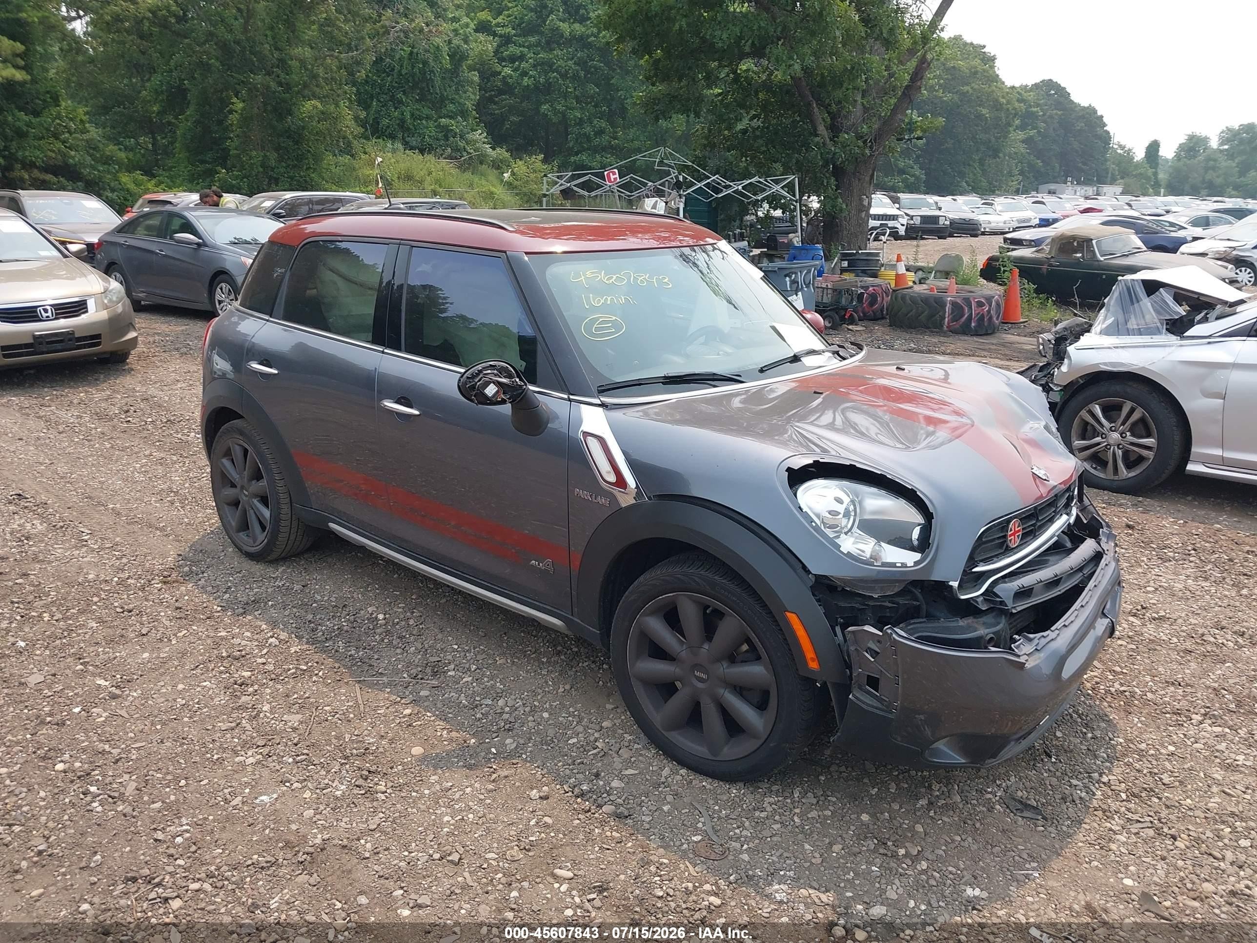 2016 MINI Countryman S, VIN WMWZC5C50GWU04097 — Front end