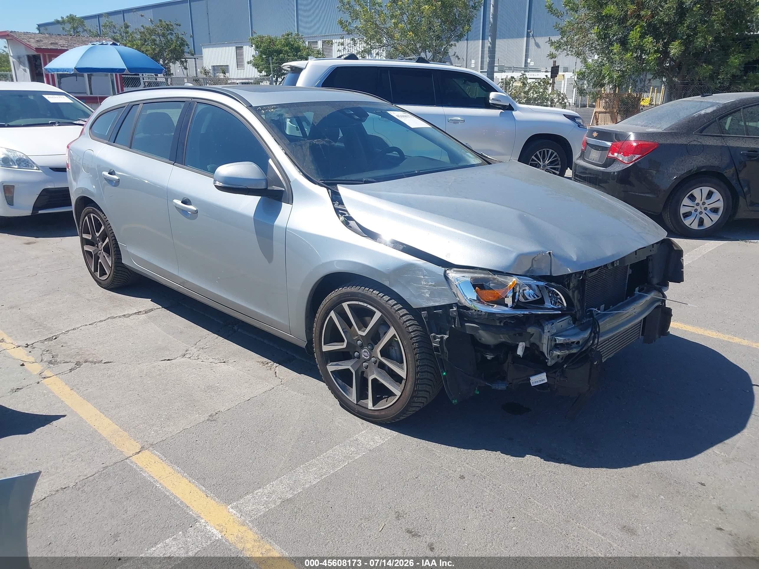 2018 Volvo V60 Dynamic, VIN YV140MSL7J2398226 — Front end