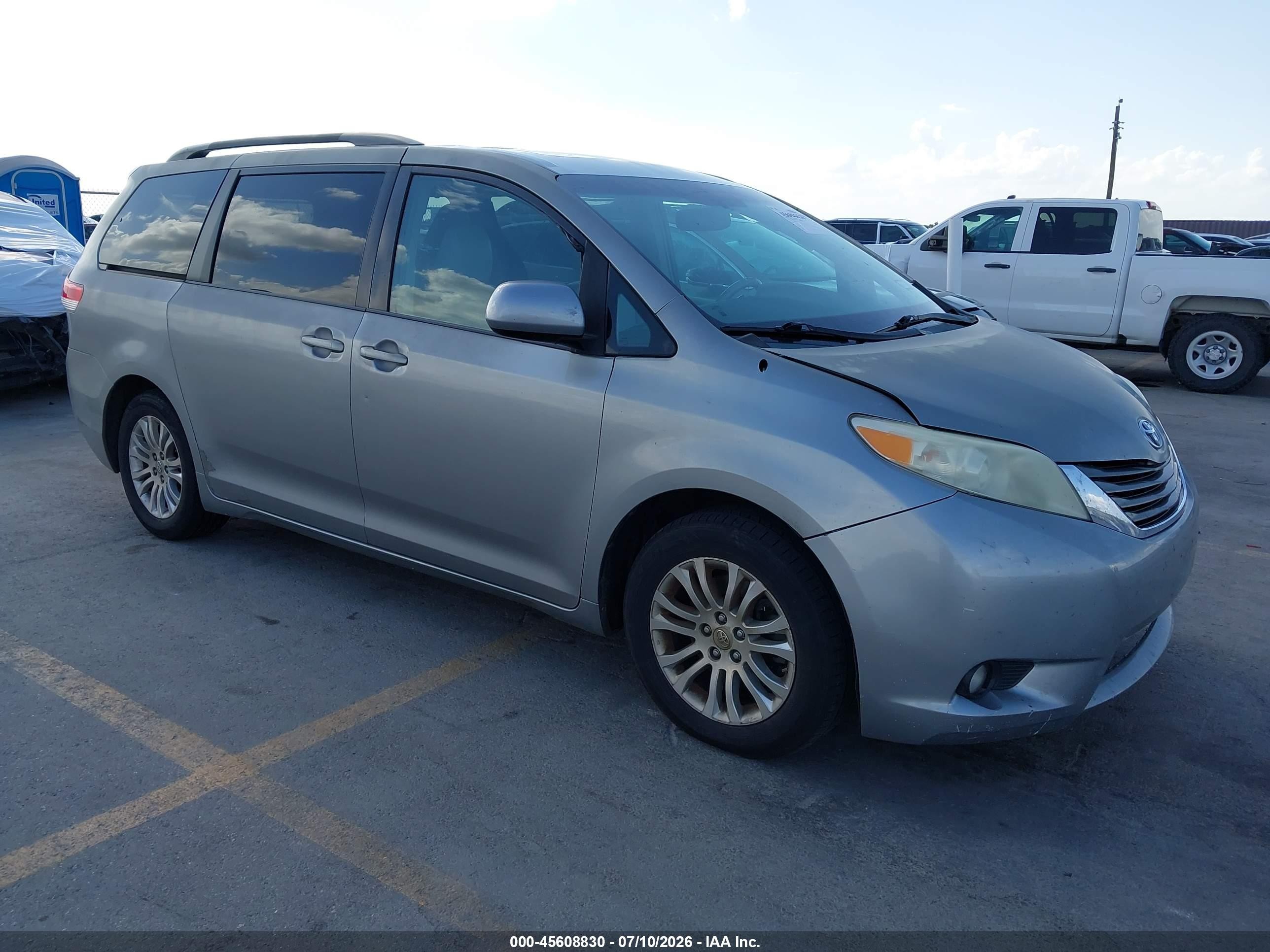2011 Toyota Sienna XLE, VIN 5TDYK3DC0BS104796 — Normal wear
