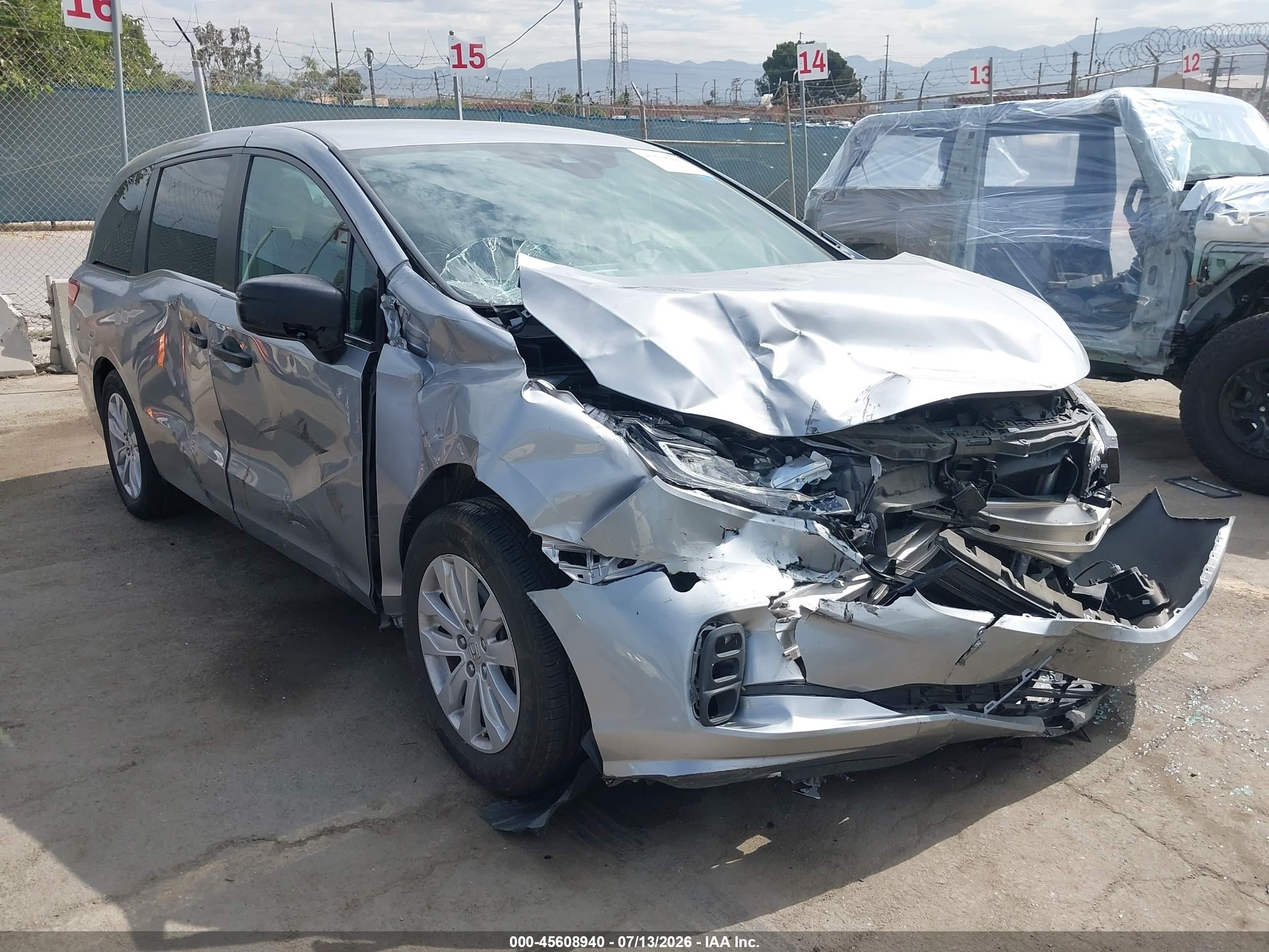 2022 Honda Odyssey LX, VIN 5FNRL6H2XNB020773 — Front end