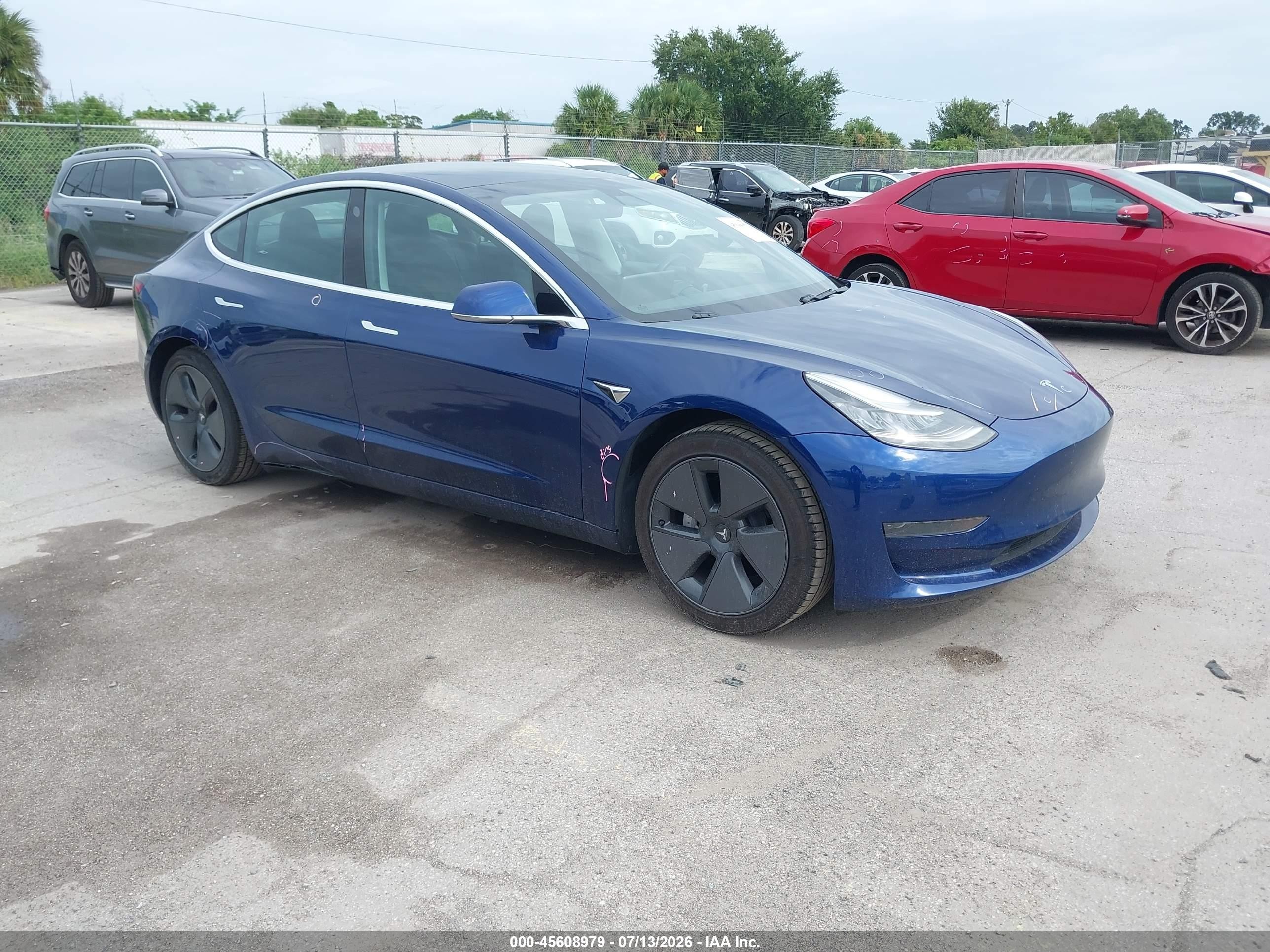 2020 Tesla Model 3 Standard Range Plus, VIN 5YJ3E1EA2LF805638 — Бок