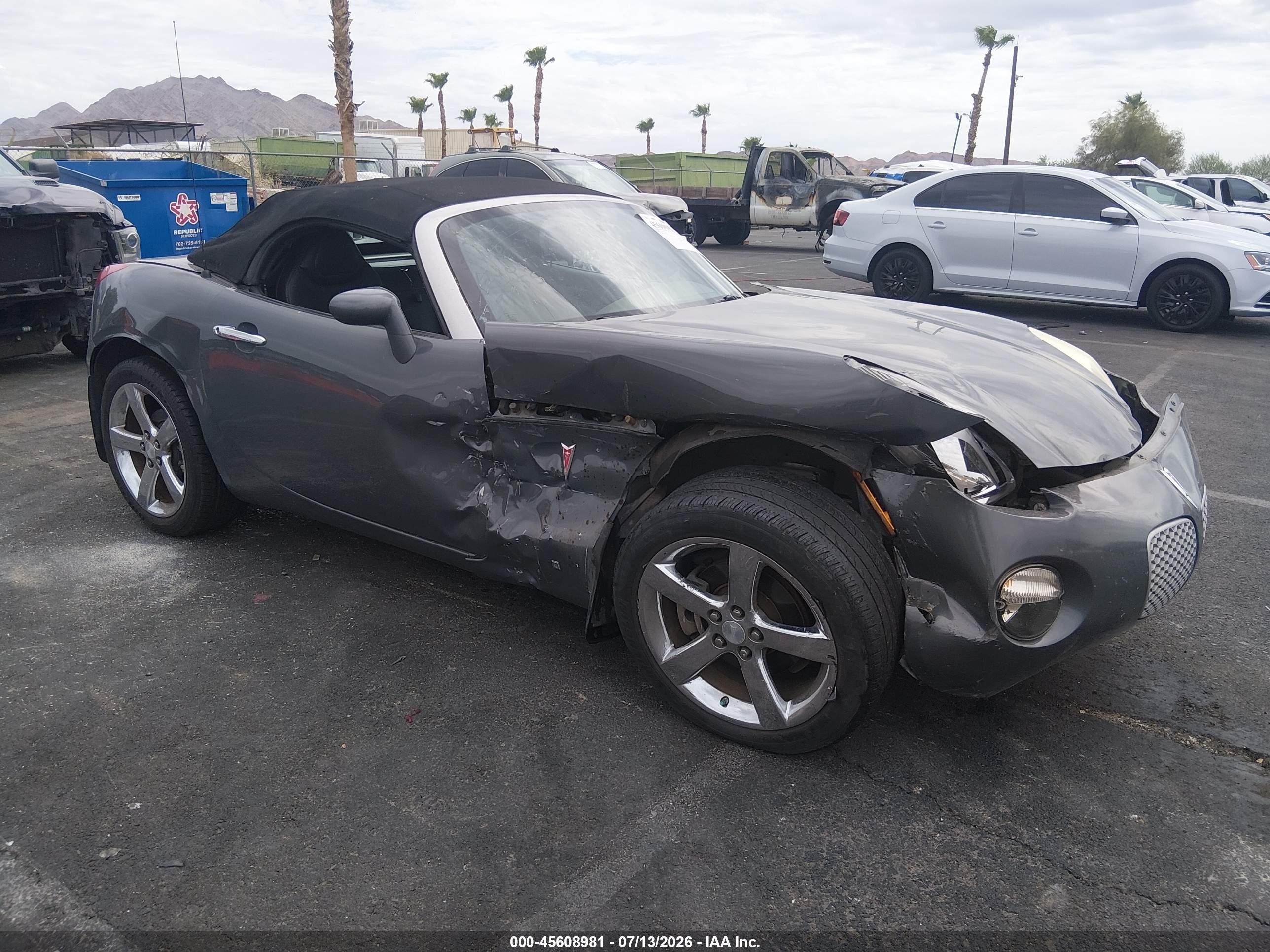 2008 Pontiac Solstice, VIN 1G2MB35B18Y104005 — Side