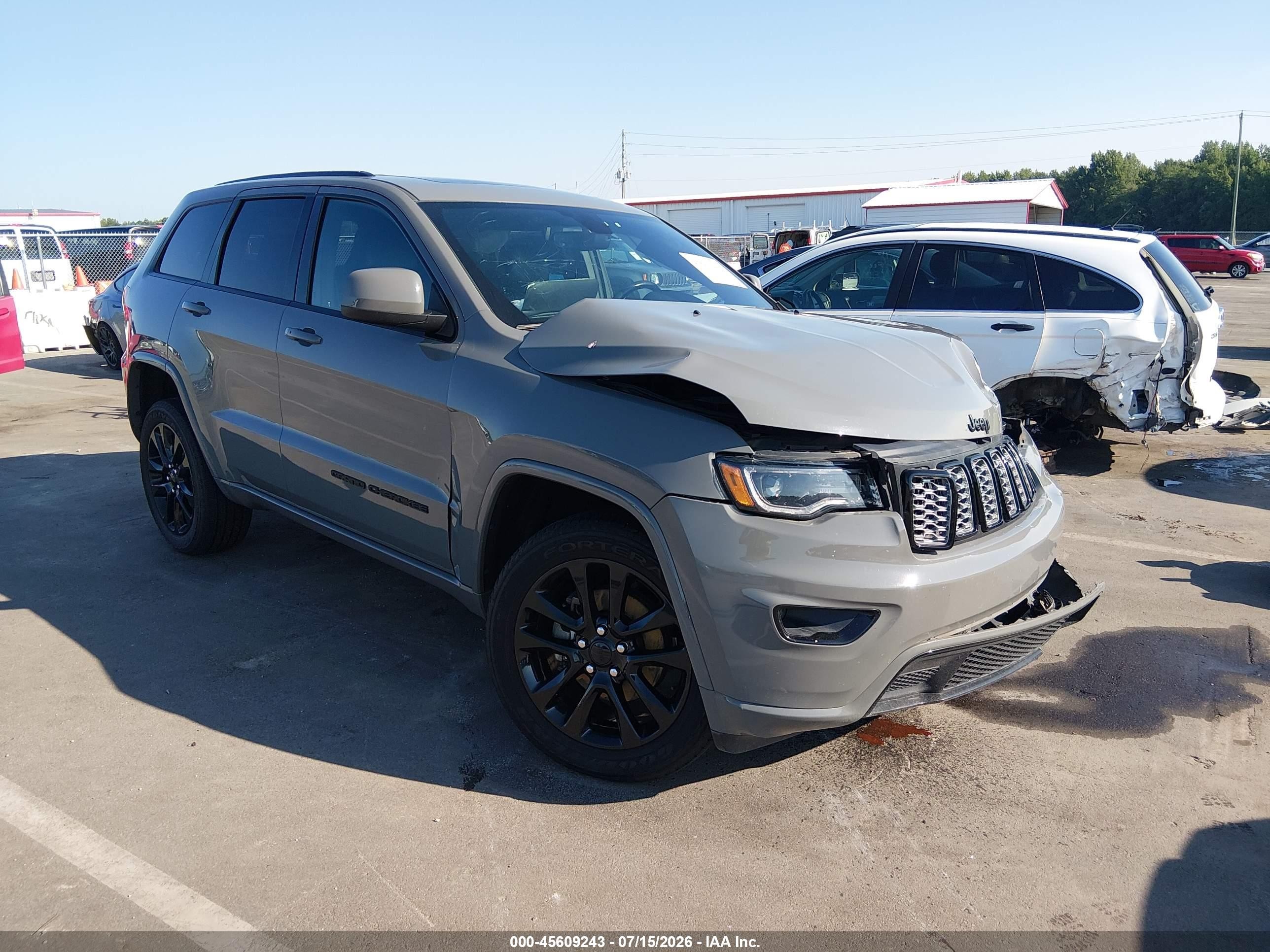 2020 Jeep Grand Cherokee Altitude, VIN 1C4RJFAG2LC239460 — Front end