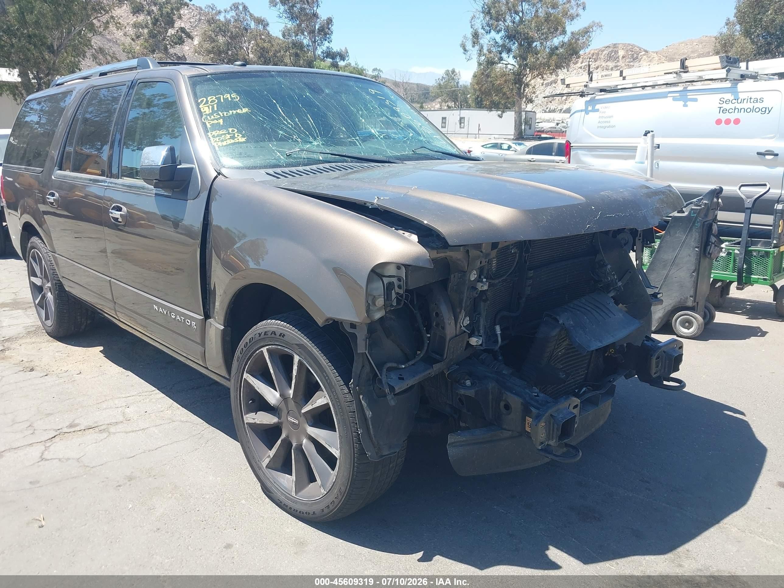 2016 Lincoln Navigator Reserve, VIN 5LMJJ3LT2GEL05935 — Normal wear