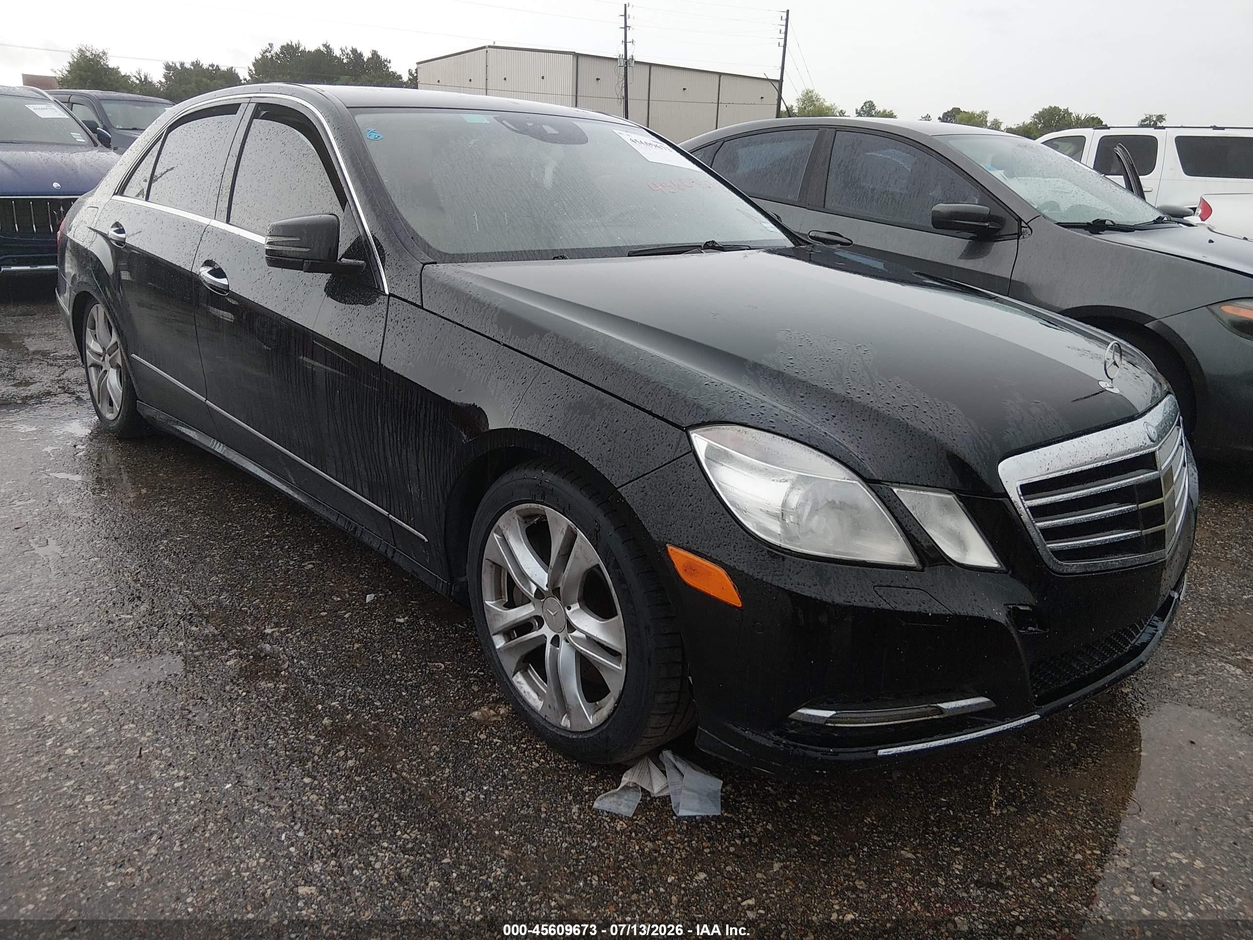 2011 Mercedes-Benz E 550 Luxury, VIN WDDHF7CB8BA396575 — Normal wear