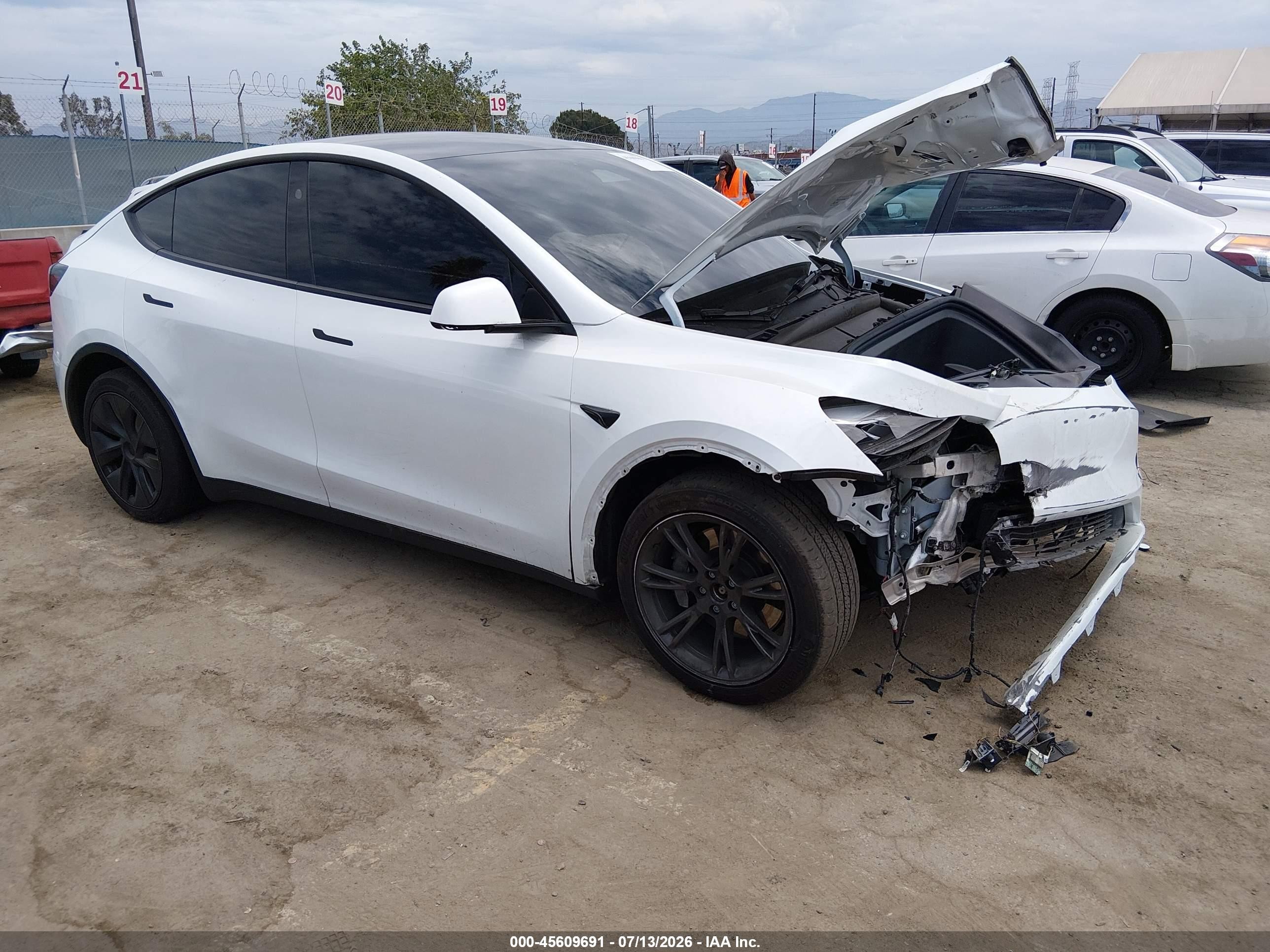 2025 Tesla Model Y Long Range, VIN 7SAYGDEE7SF292294 — Front end