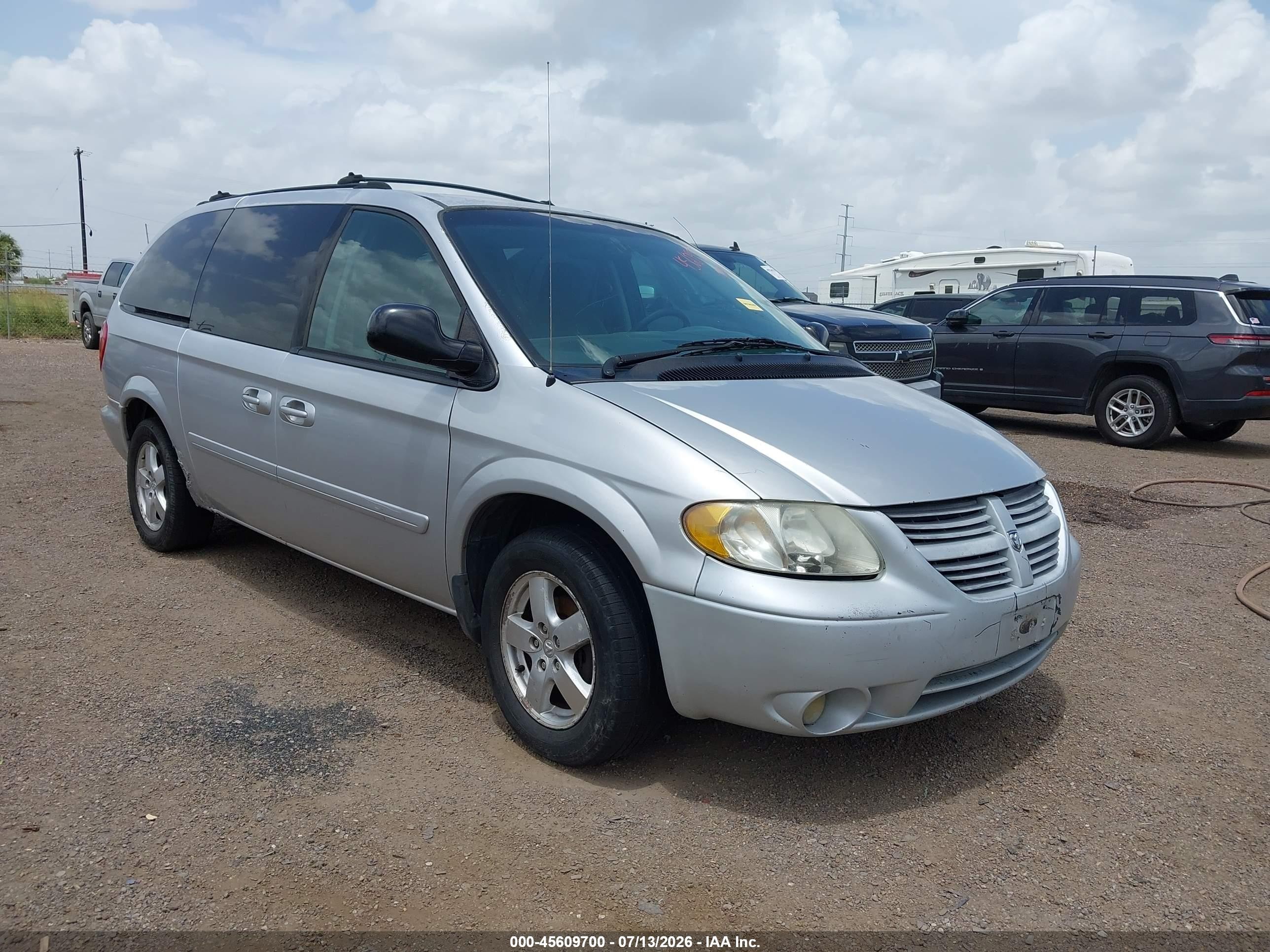 2005 Dodge Caravan SXT, VIN 2D4GP44L35R349448 — Normal wear